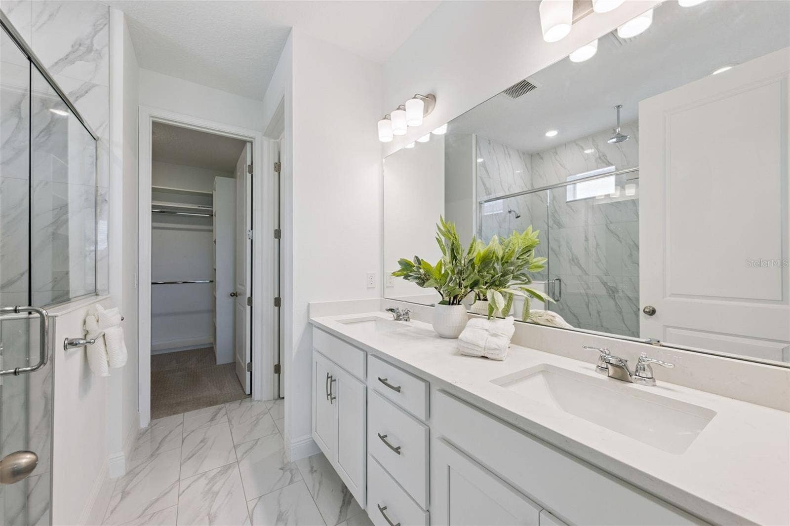 En-suite primary bathroom