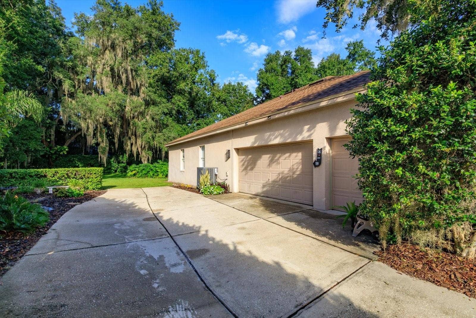 536 AVON GLADE PLACE, Sanford, FL 32771 Side Entry 3-Car Garage and plenty of driveway parking