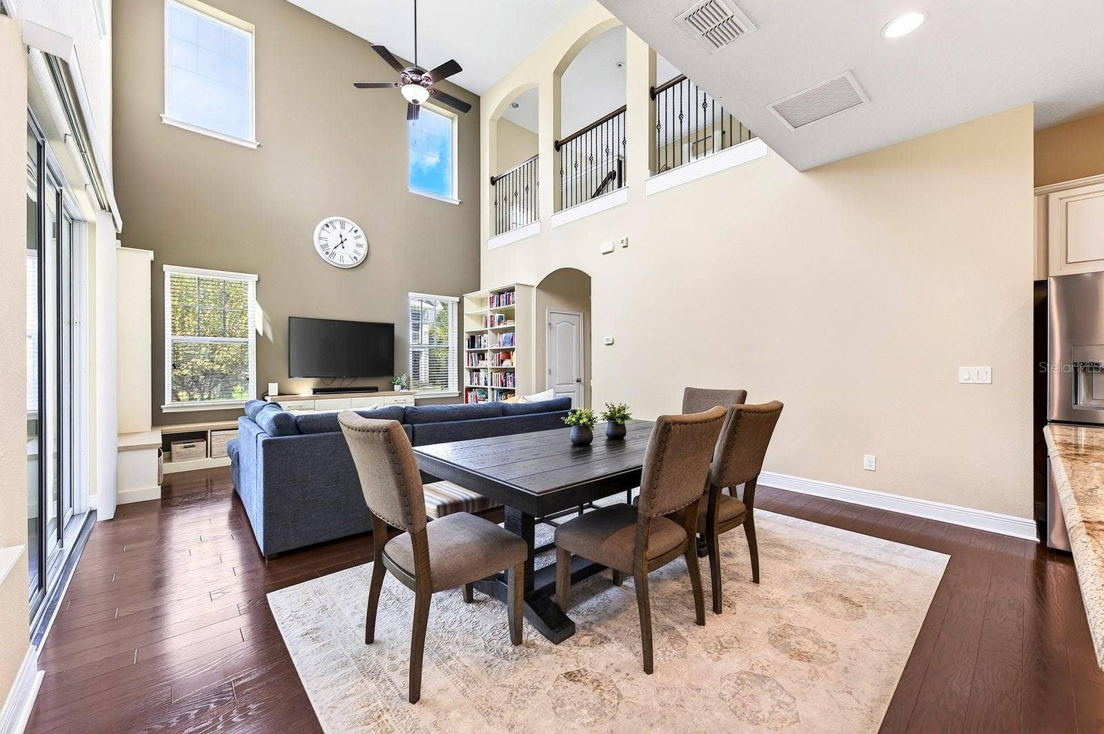 9024 NEHER STREET, Orlando, FL 32827 Soaring ceilings allow the naturual light to pour in.