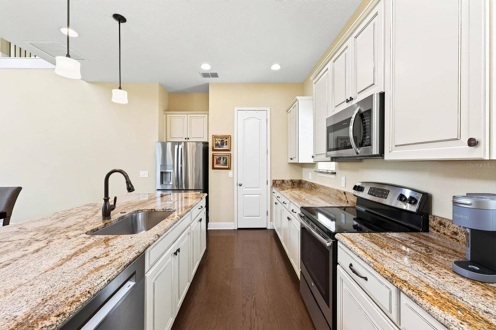 9024 NEHER STREET, Orlando, FL 32827 Stainless steel applianes, ample cabinet space, sleek countertops, pantry storage.