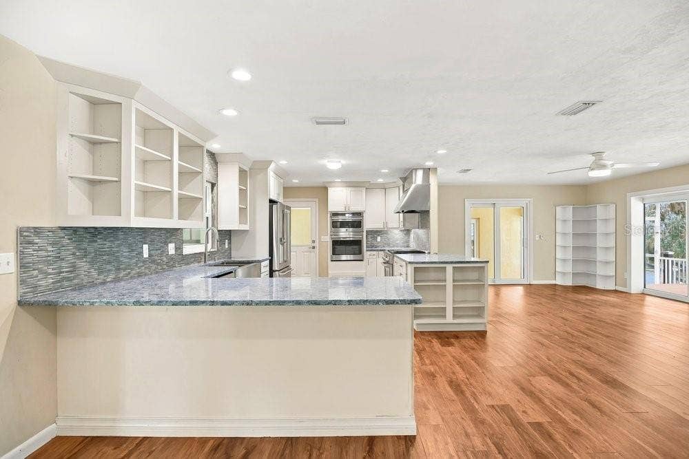 2391 BANANA STREET, Deland, FL 32720 KITCHEN EAT IN BAR