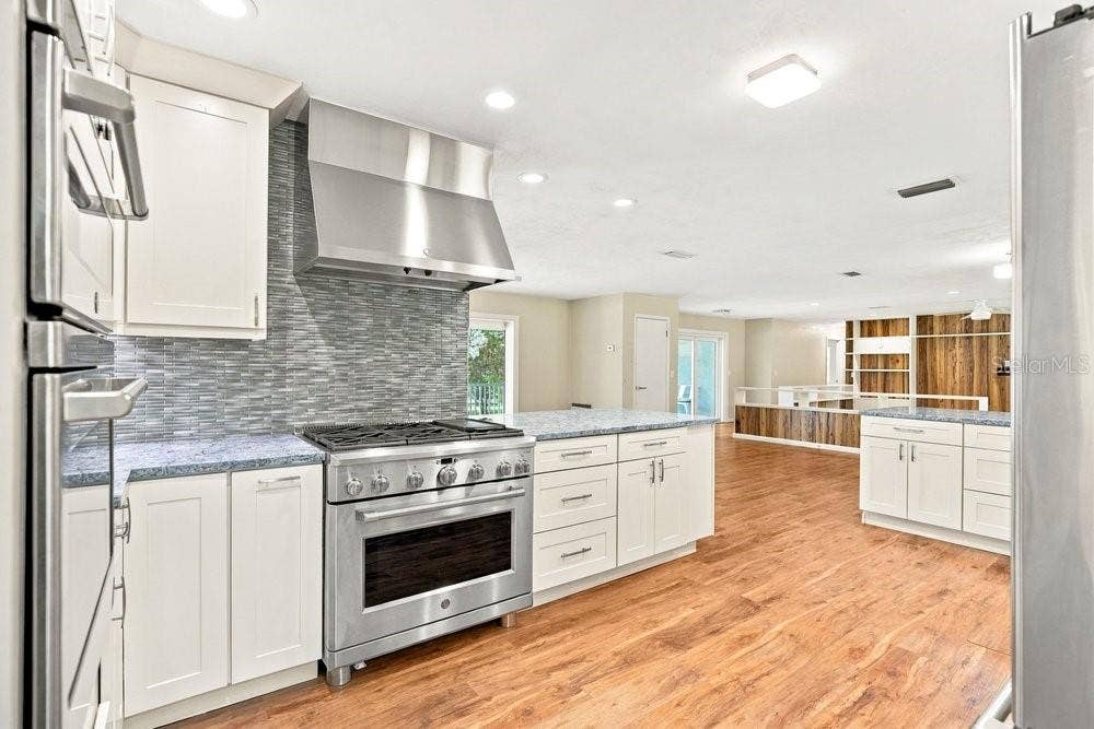 2391 BANANA STREET, Deland, FL 32720 GAS BURNING STOVE OVEN