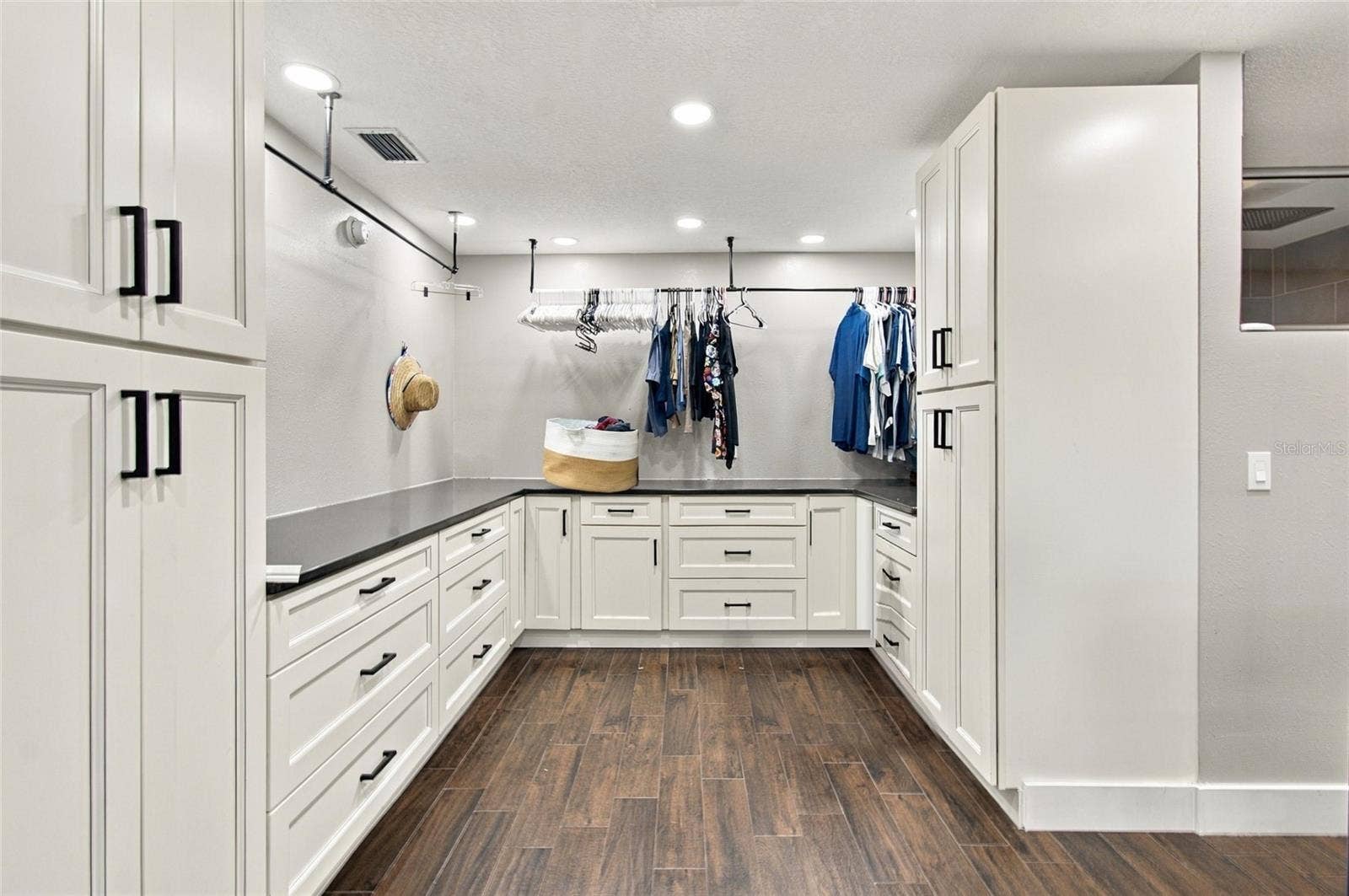 2210 EDGAR COURT, Oviedo, FL 32765 Walk-in Primary Closet - AI enhanced