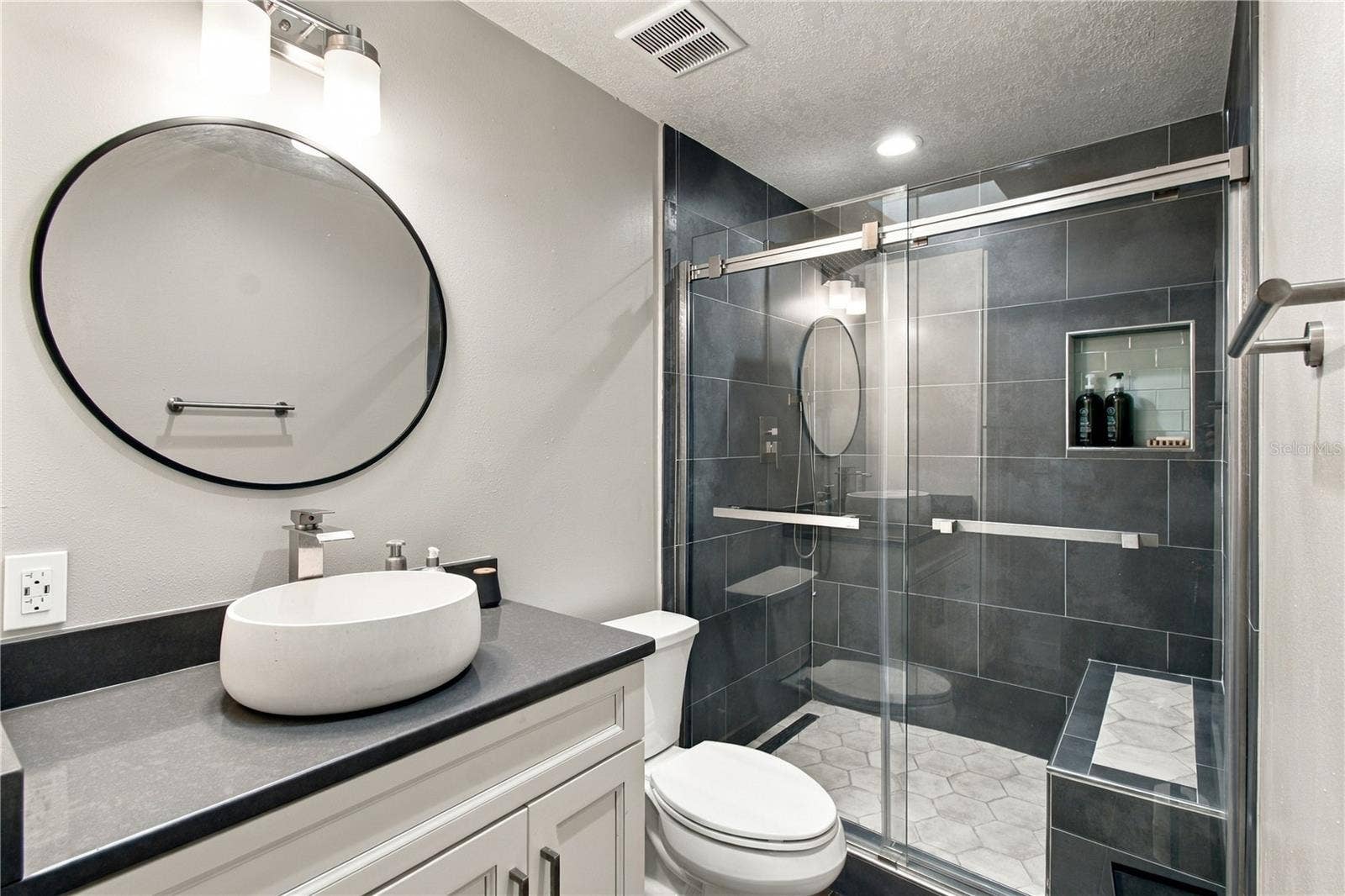2210 EDGAR COURT, Oviedo, FL 32765 Guest Bathroom