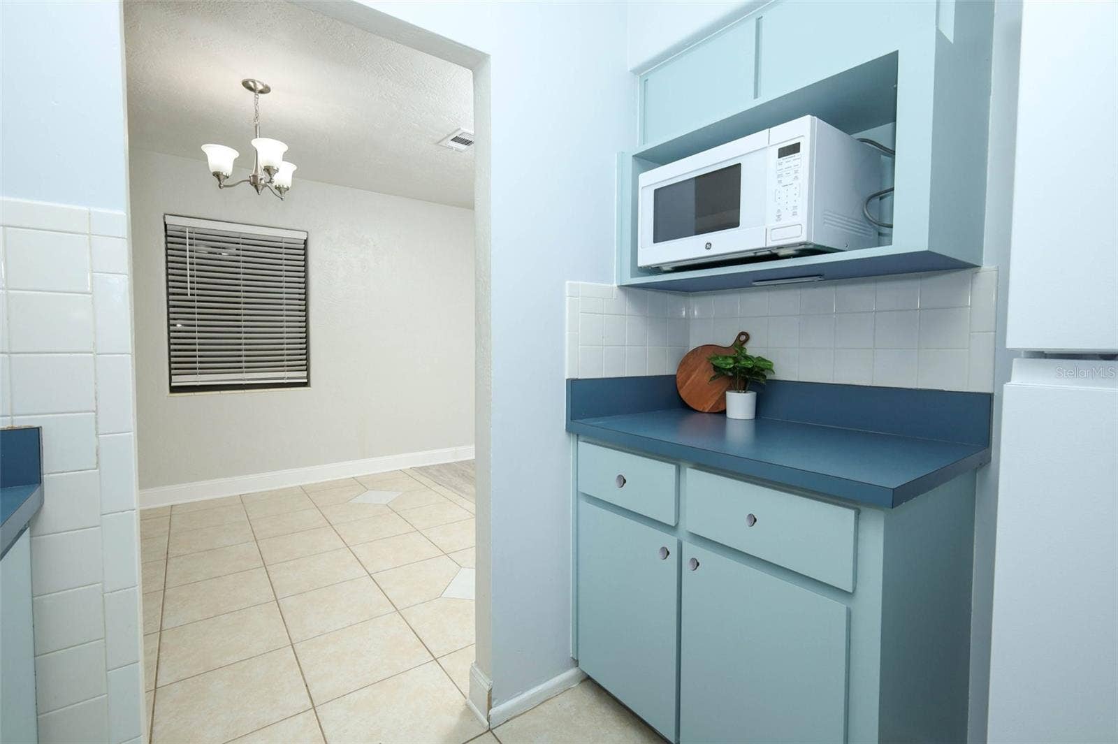 506 S ELSASSER STREET, Deland, FL 32720 Kitchen with brand new knobs finished after photos & microwave
