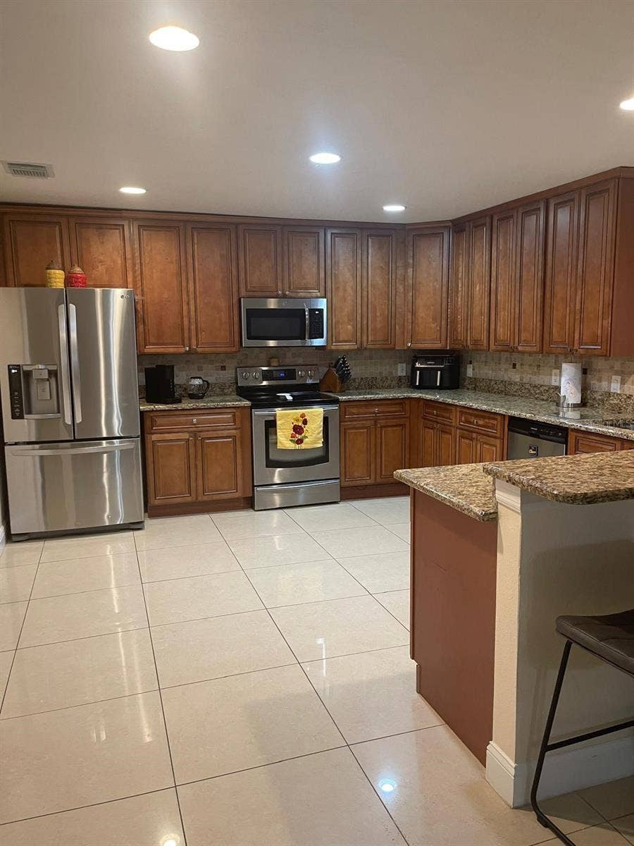 6004 HARDROCK CIRCLE, Orlando, FL 32819 KITCHEN