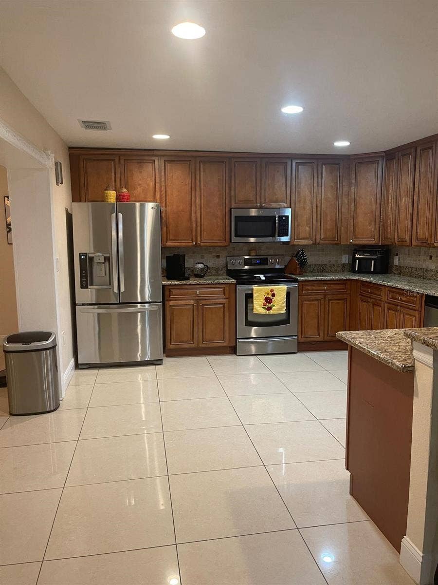 6004 HARDROCK CIRCLE, Orlando, FL 32819 KITCHEN