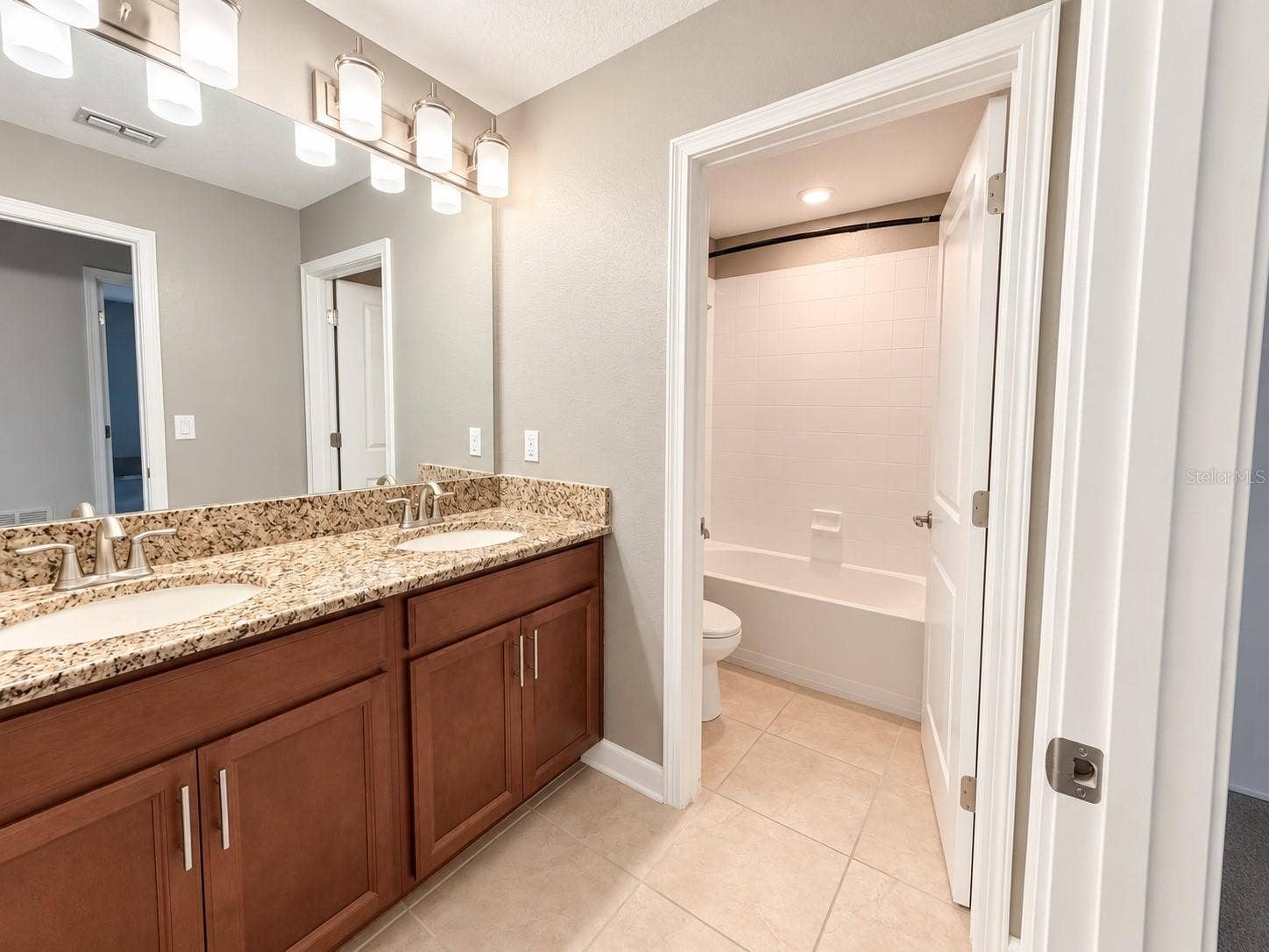 1516 BUNKER DRIVE, Davenport, FL 33896 Well-appointed secondary bathroom conveniently located for bedrooms and guests.