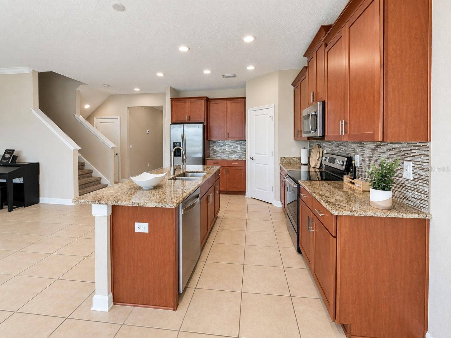 1516 BUNKER DRIVE, Davenport, FL 33896 Large kitchen provides excellent prep space and a functional layout for everyday living and entertaining.