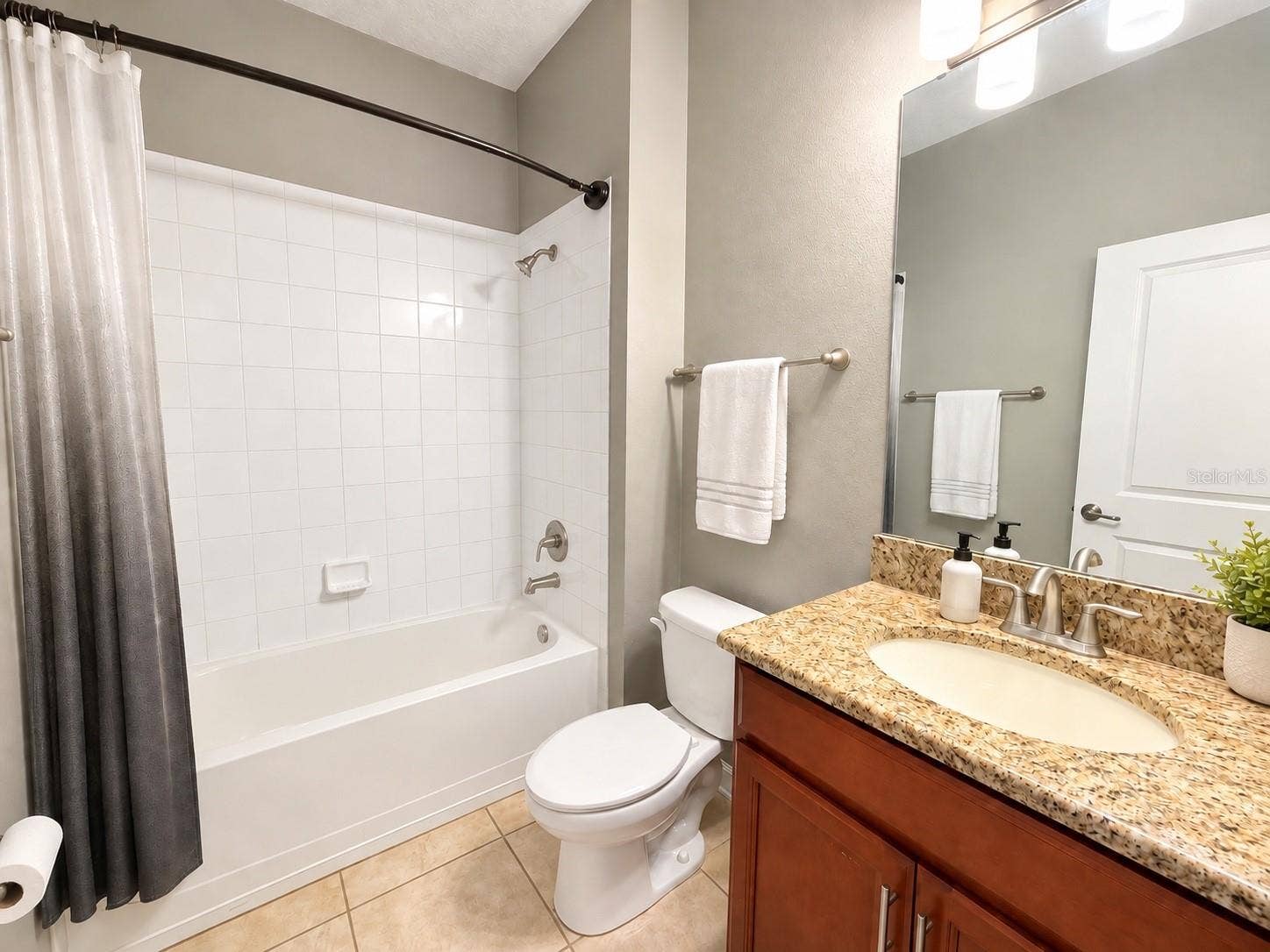 1516 BUNKER DRIVE, Davenport, FL 33896 First floor full bathroom.