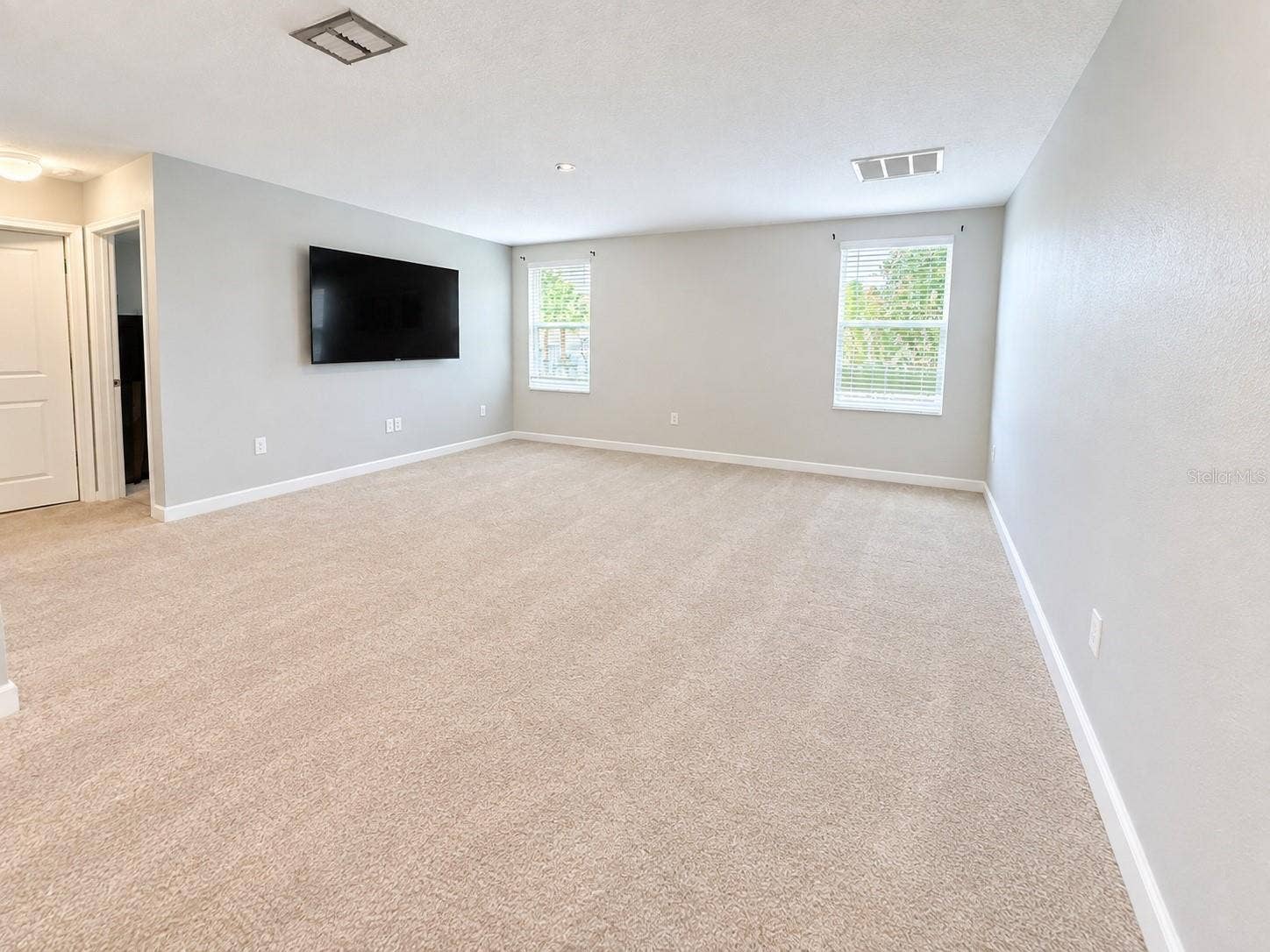 1516 BUNKER DRIVE, Davenport, FL 33896 Versatile upstairs flex space provides additional room for a lounge, playroom, office or media area.