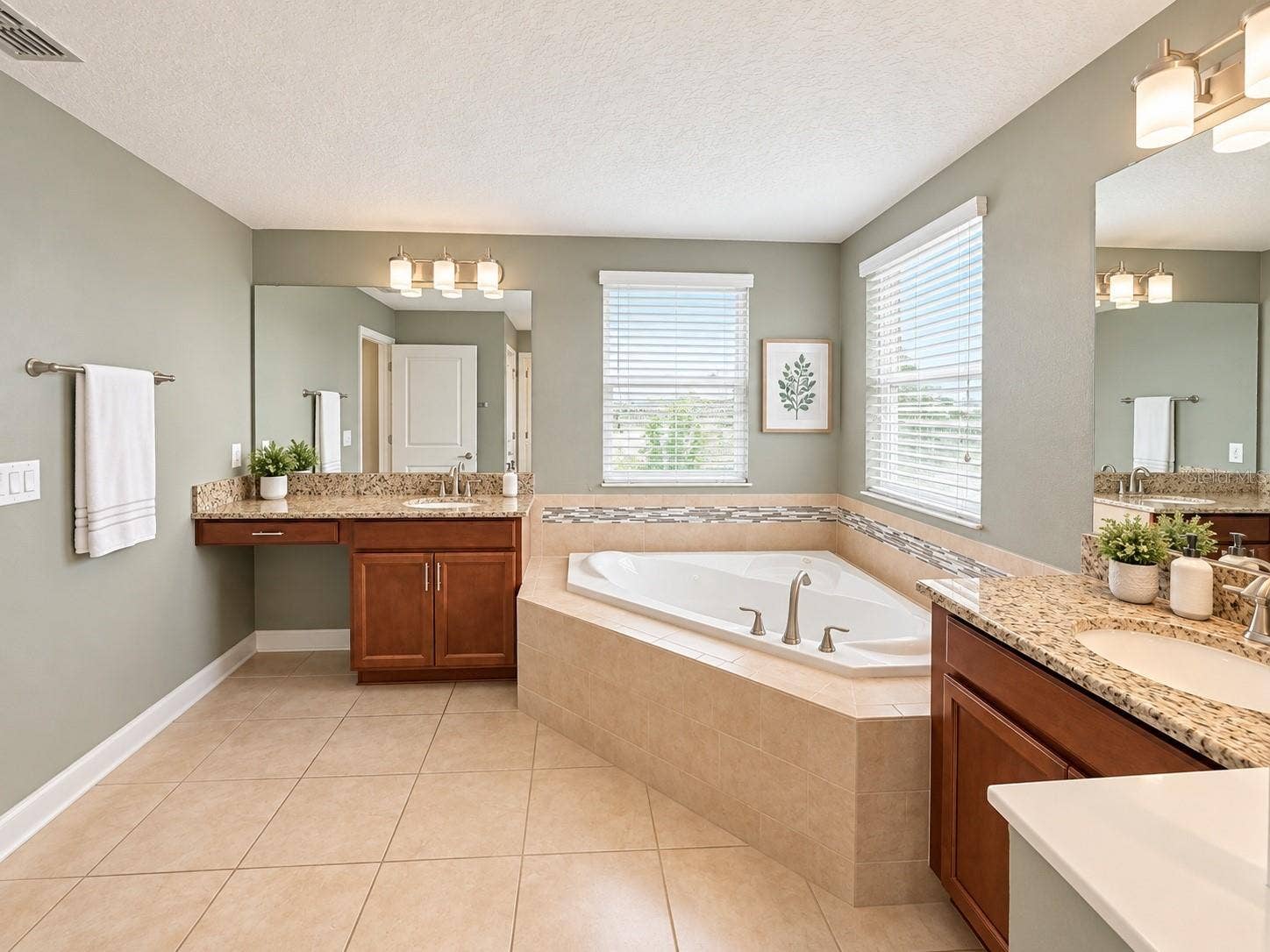 1516 BUNKER DRIVE, Davenport, FL 33896 Private primary bath offering a spacious layout designed for everyday comfort.