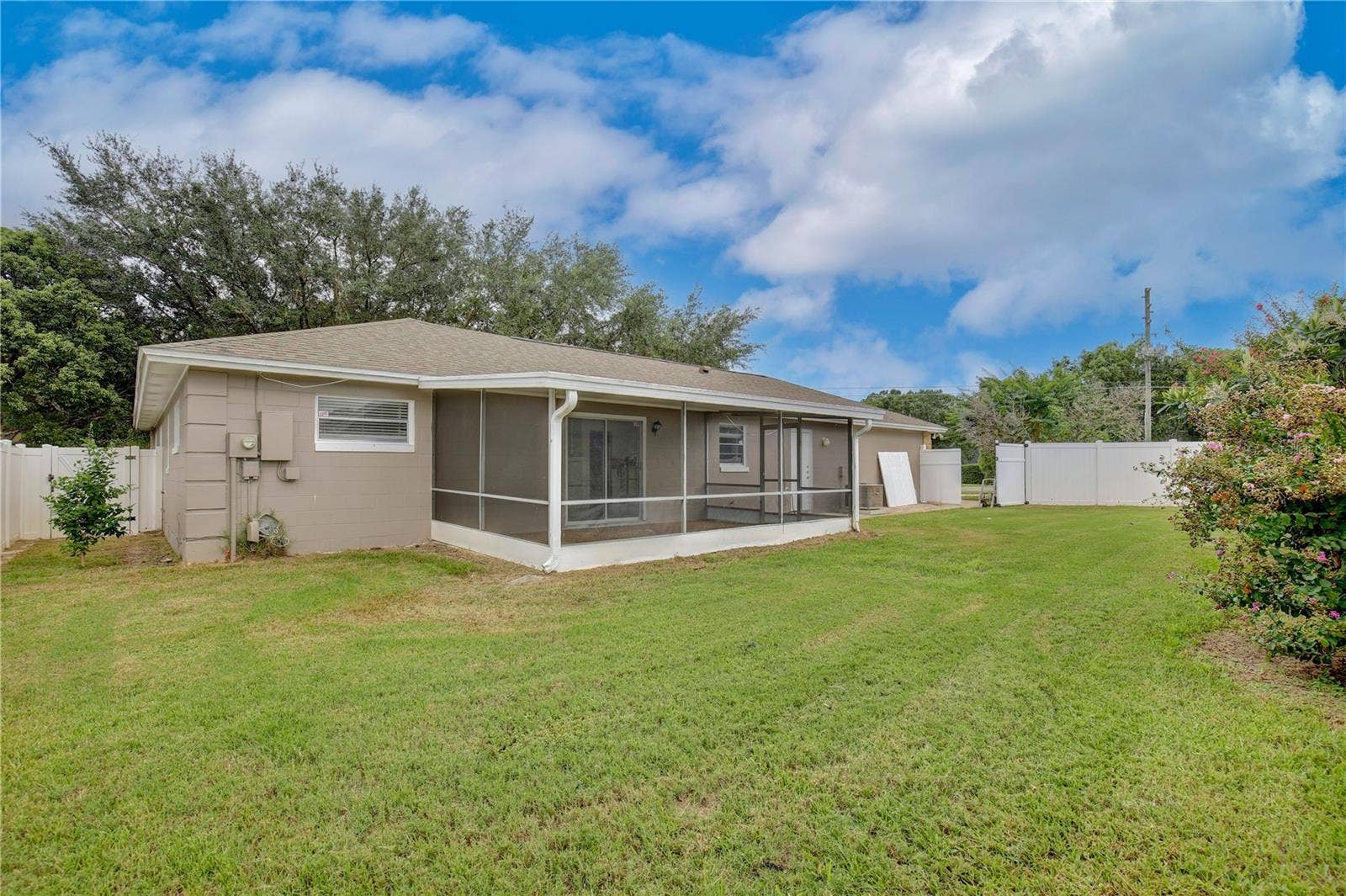 8611 EL PRADO AVENUE, Orlando, FL 32825 8611 EL PRADO AVENUE, Orlando, FL 32825