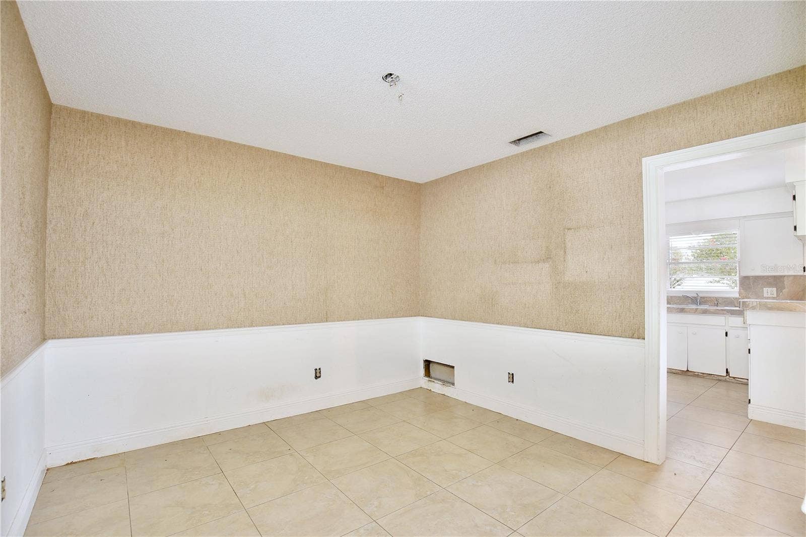 8611 EL PRADO AVENUE, Orlando, FL 32825 8611 EL PRADO AVENUE, Orlando, FL 32825