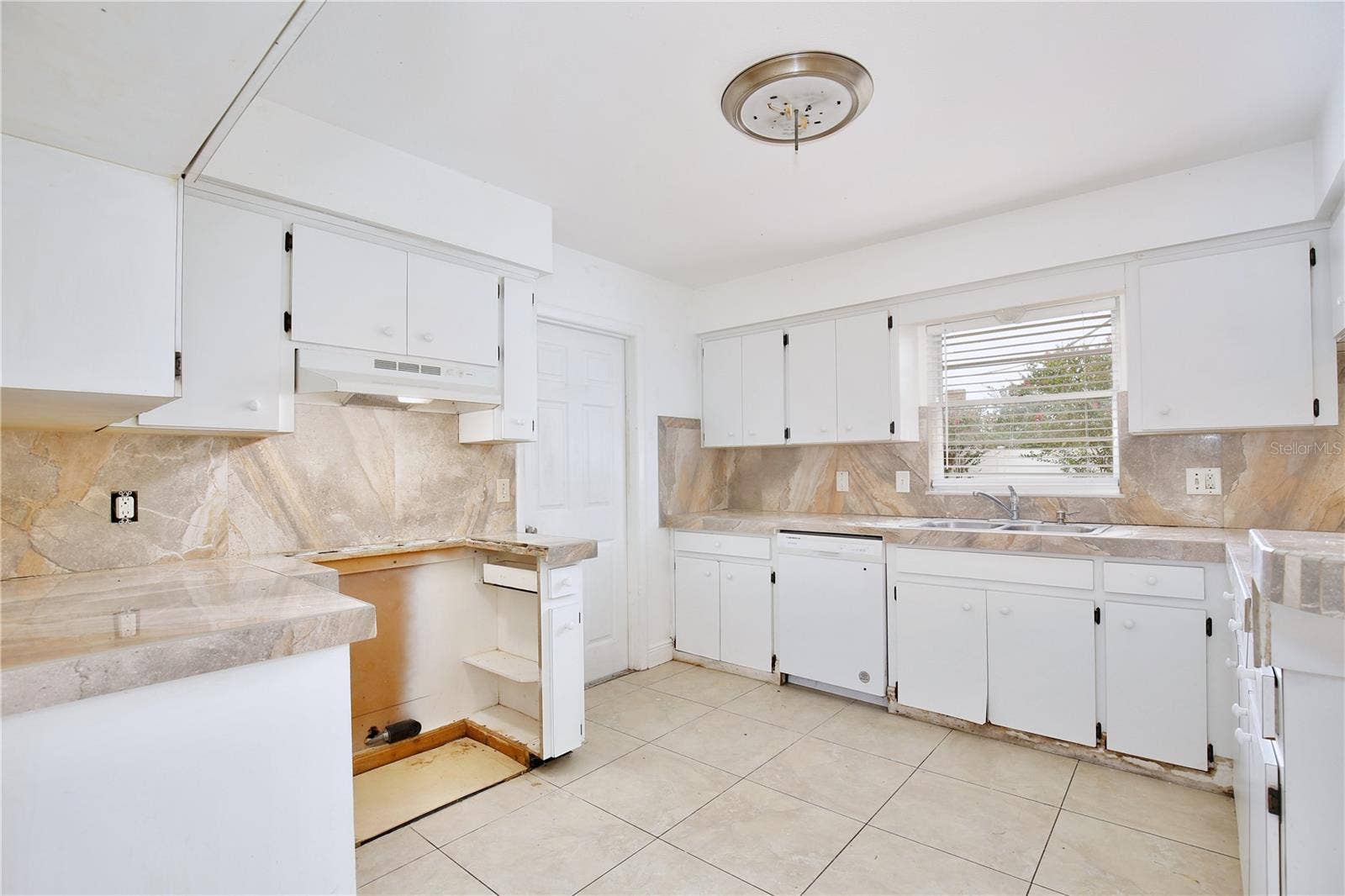 8611 EL PRADO AVENUE, Orlando, FL 32825 8611 EL PRADO AVENUE, Orlando, FL 32825