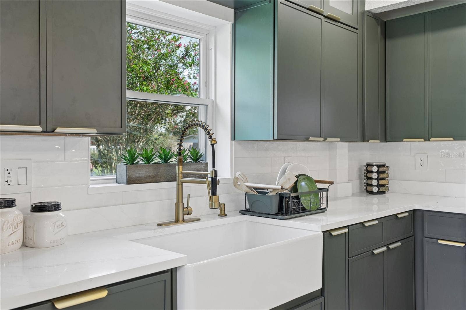 1718 CAMPBELL AVENUE, Orlando, FL 32806 Farmhouse sink, modern faucet and thoughtful kitchen details