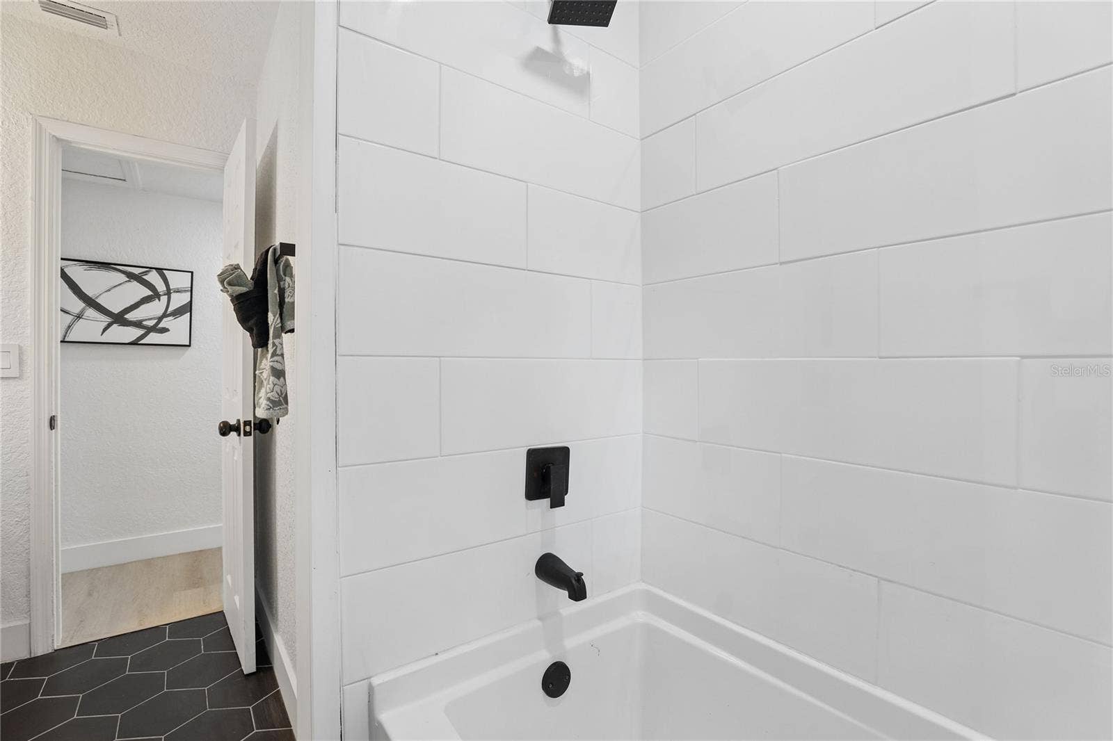 1718 CAMPBELL AVENUE, Orlando, FL 32806 Stylish second bath with vessel sink and contemporary finishes