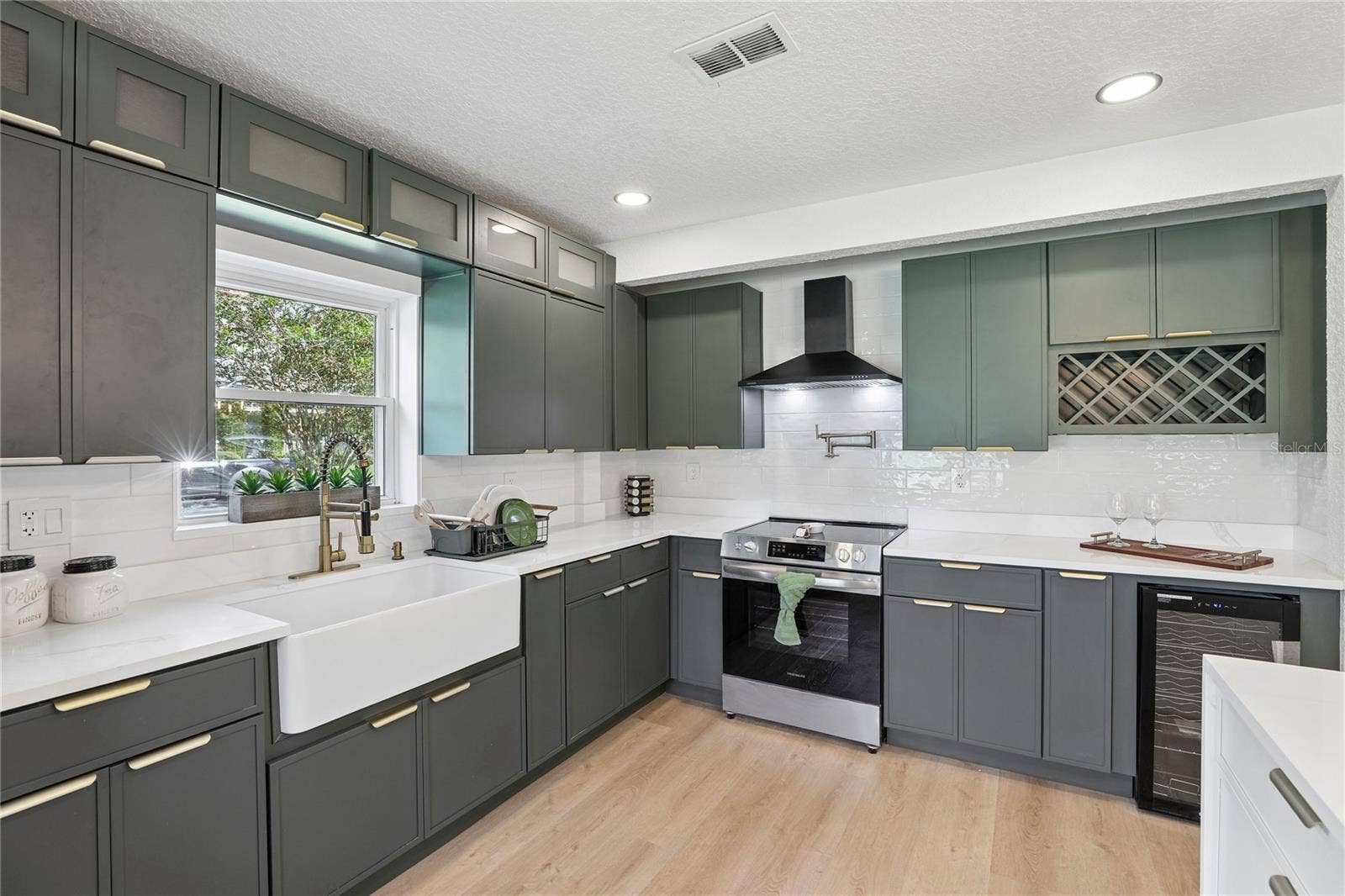 1718 CAMPBELL AVENUE, Orlando, FL 32806 New cabinetry, quartz countertops, stylish hardware and statement finishes