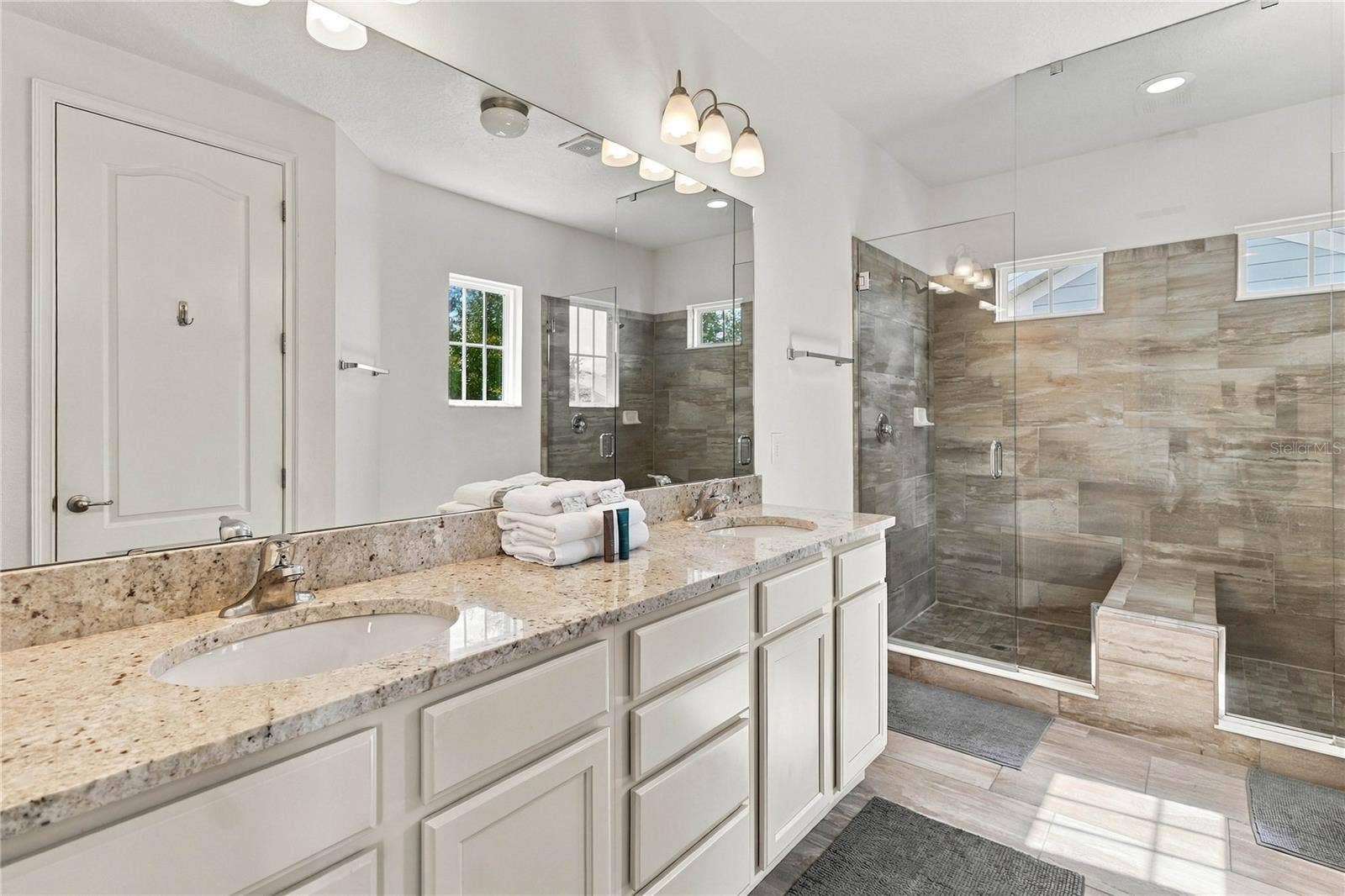 1472 FAIRVIEW CIR, Kissimmee, FL 34747 Dual vanities