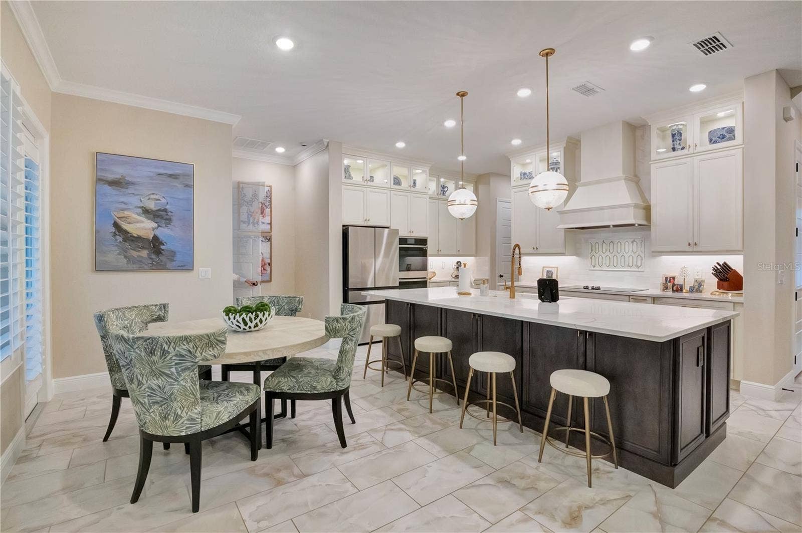 17600 LAKE STAR ROAD, Winter Garden, FL 34787 Spacious kitchen and breakfast area featuring upgraded tile flooring, crown molding and recessed lighting.