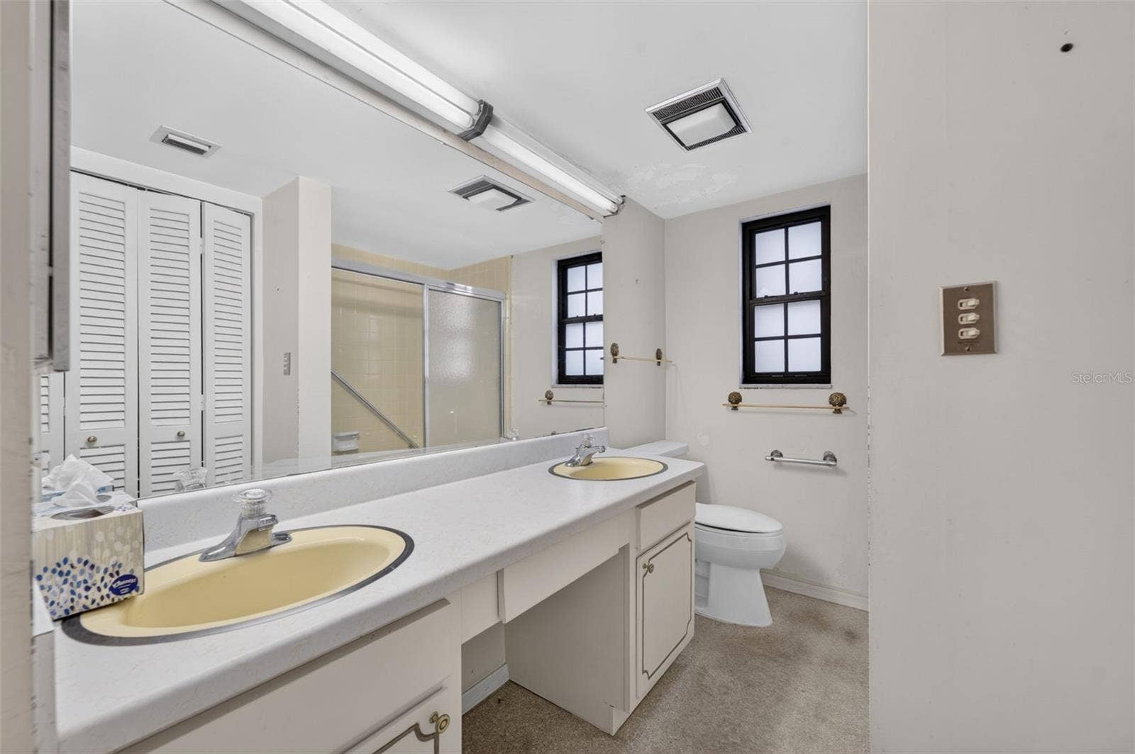 100 S INTERLACHEN AVENUE, #401, Winter Park, FL 32789 Guest bath