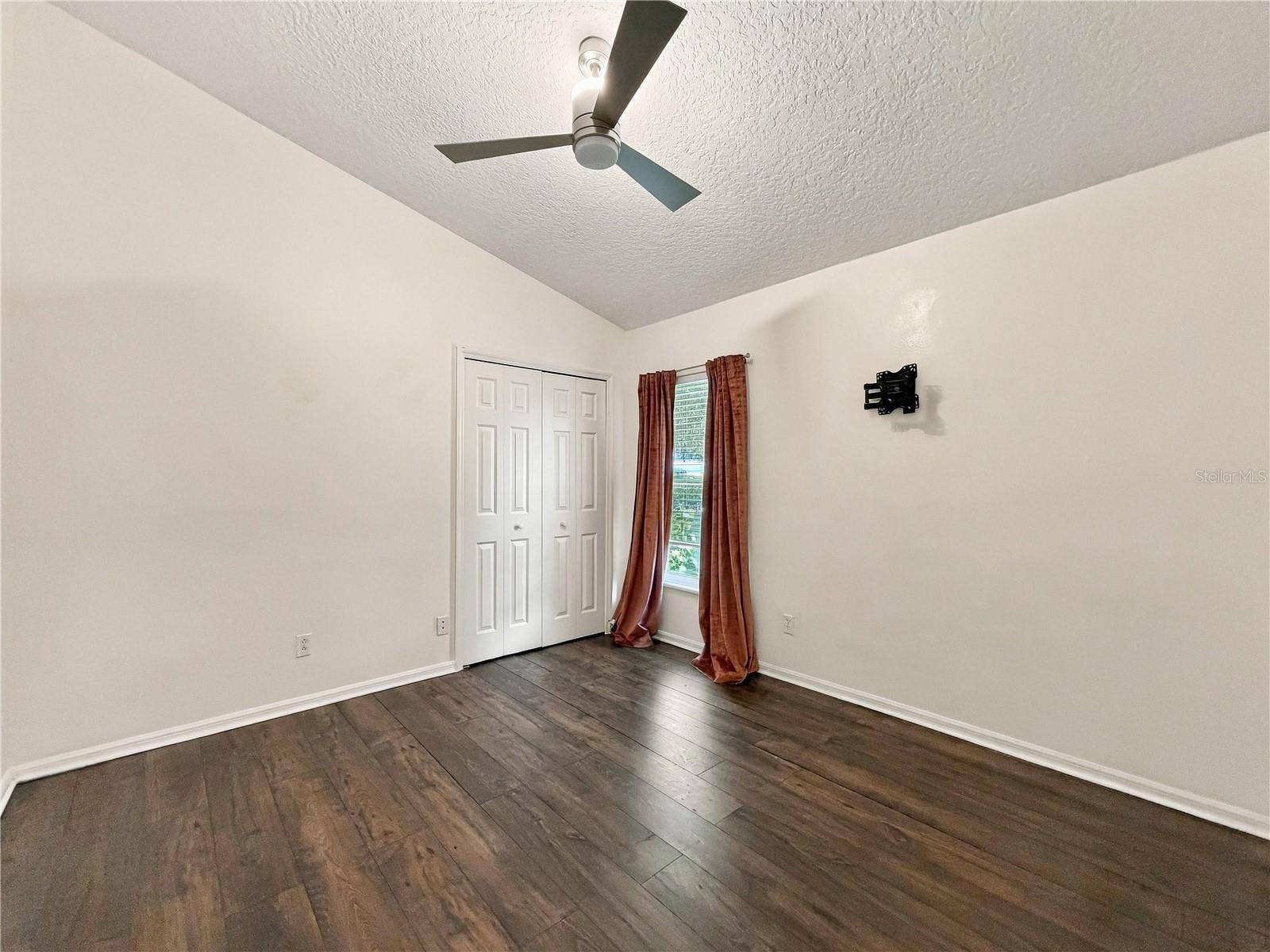 Middle Bedroom