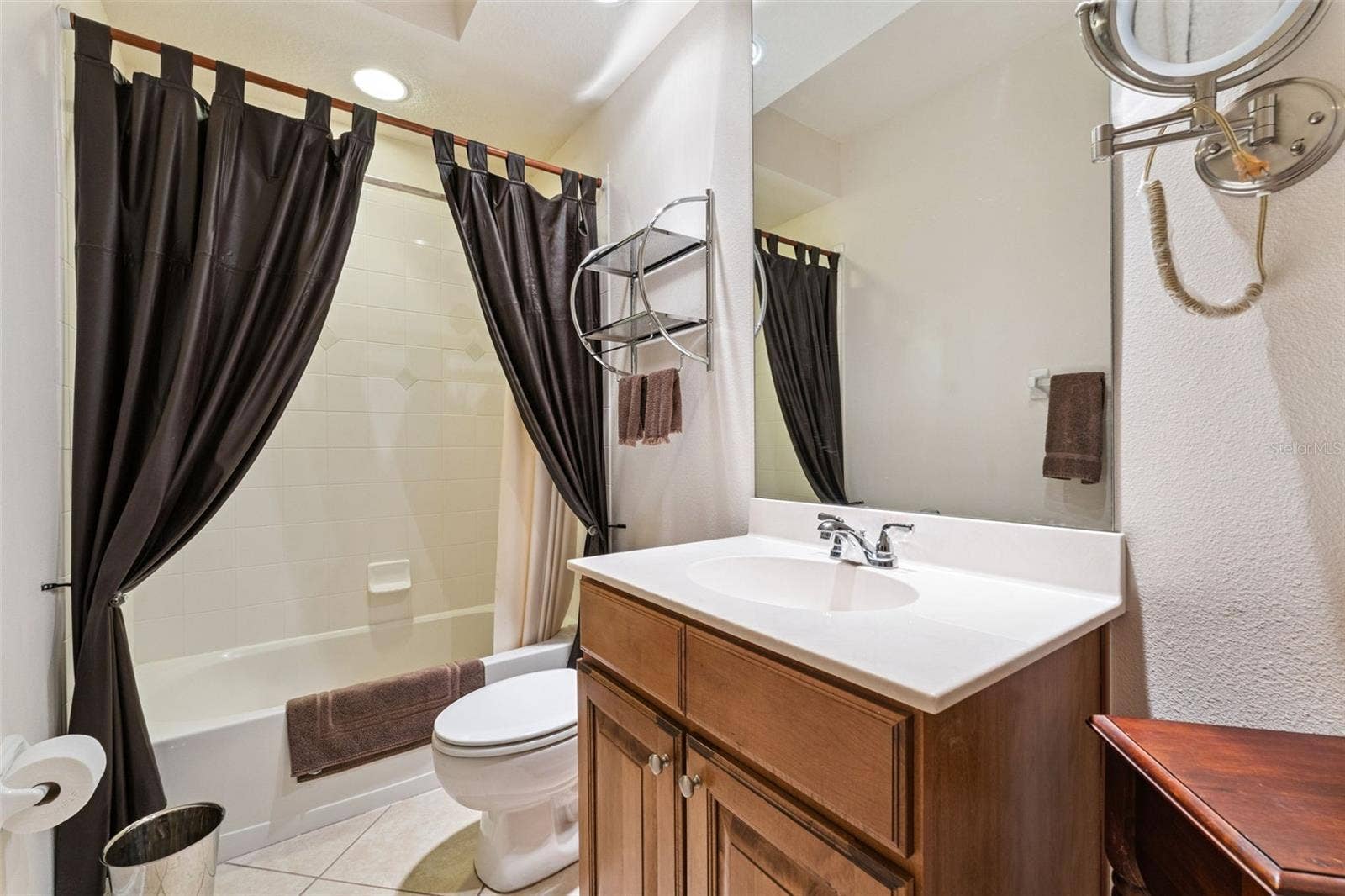 108 AVENHAM DRIVE, Deland, FL 32724 Guest Bathroom w/ a tub/shower combo