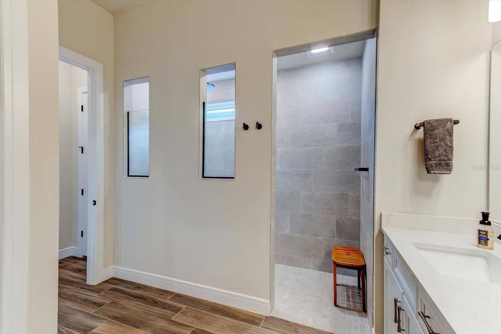 9177 SPLASHING DRIVE, Melbourne, FL 32940 Large Shower