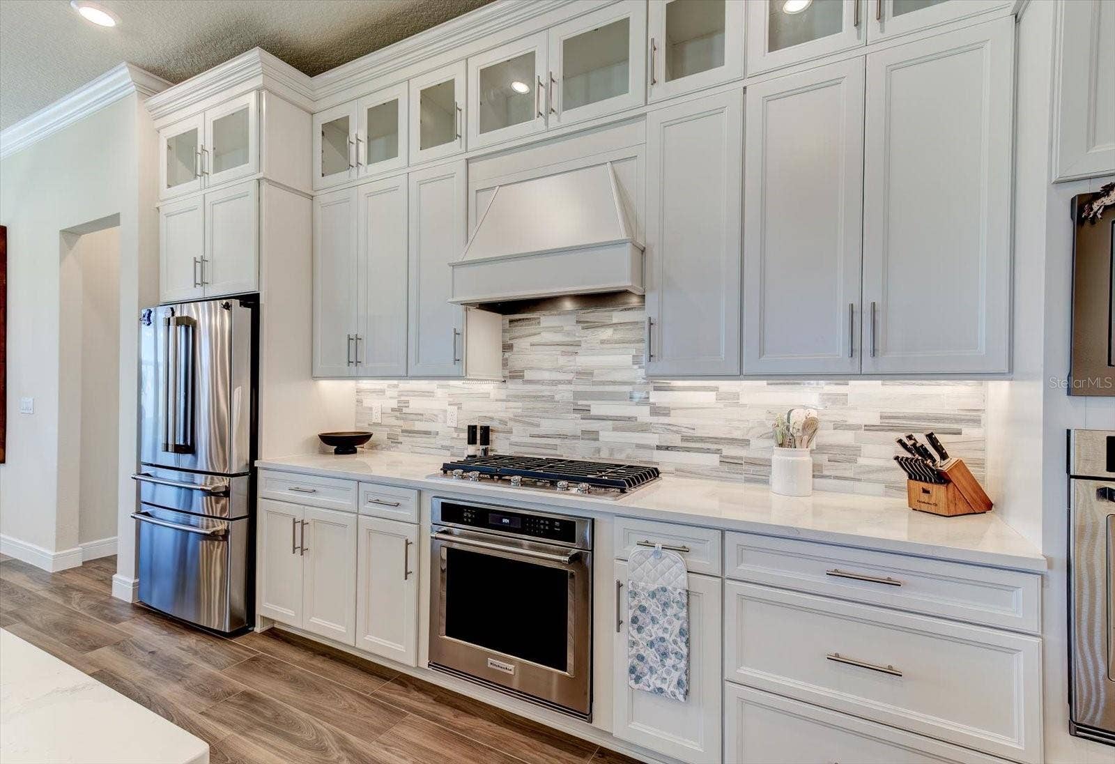 9177 SPLASHING DRIVE, Melbourne, FL 32940 Gas Stove with Vented Hood