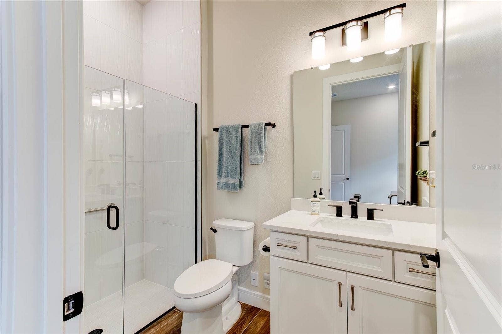 9177 SPLASHING DRIVE, Melbourne, FL 32940 Full Bathroom with custom finishings