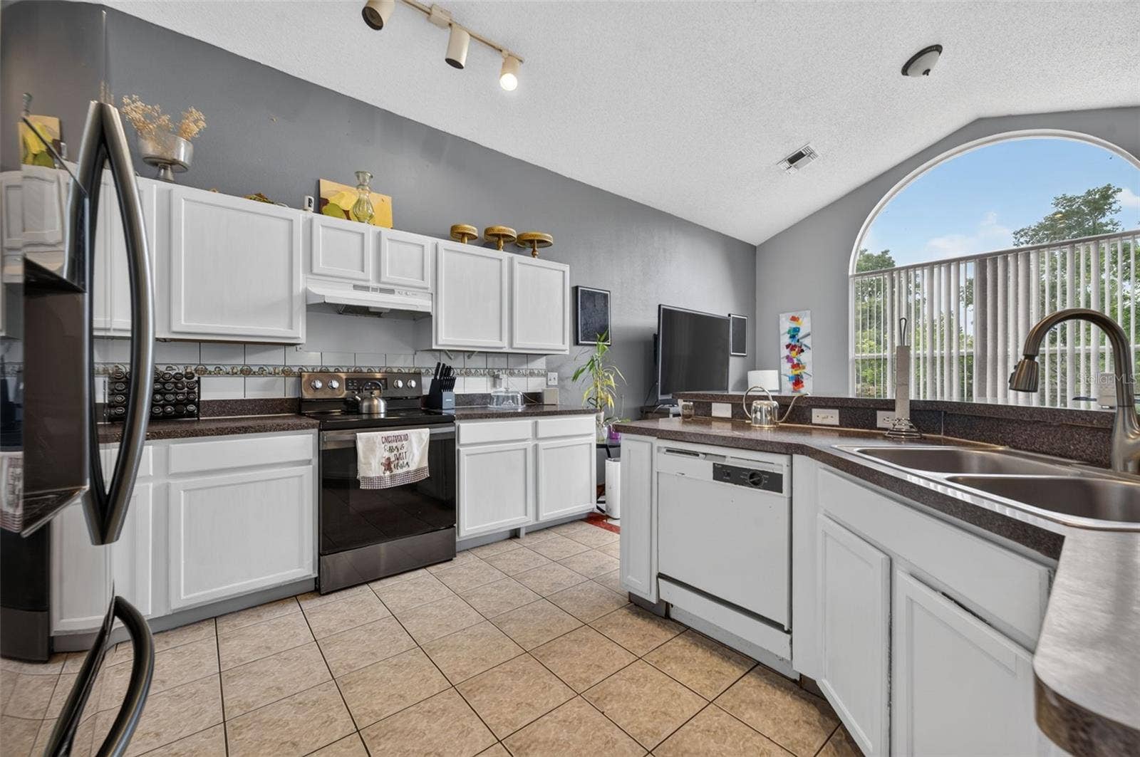 268 EASTON CIRCLE, Oviedo, FL 32765 Island with sink