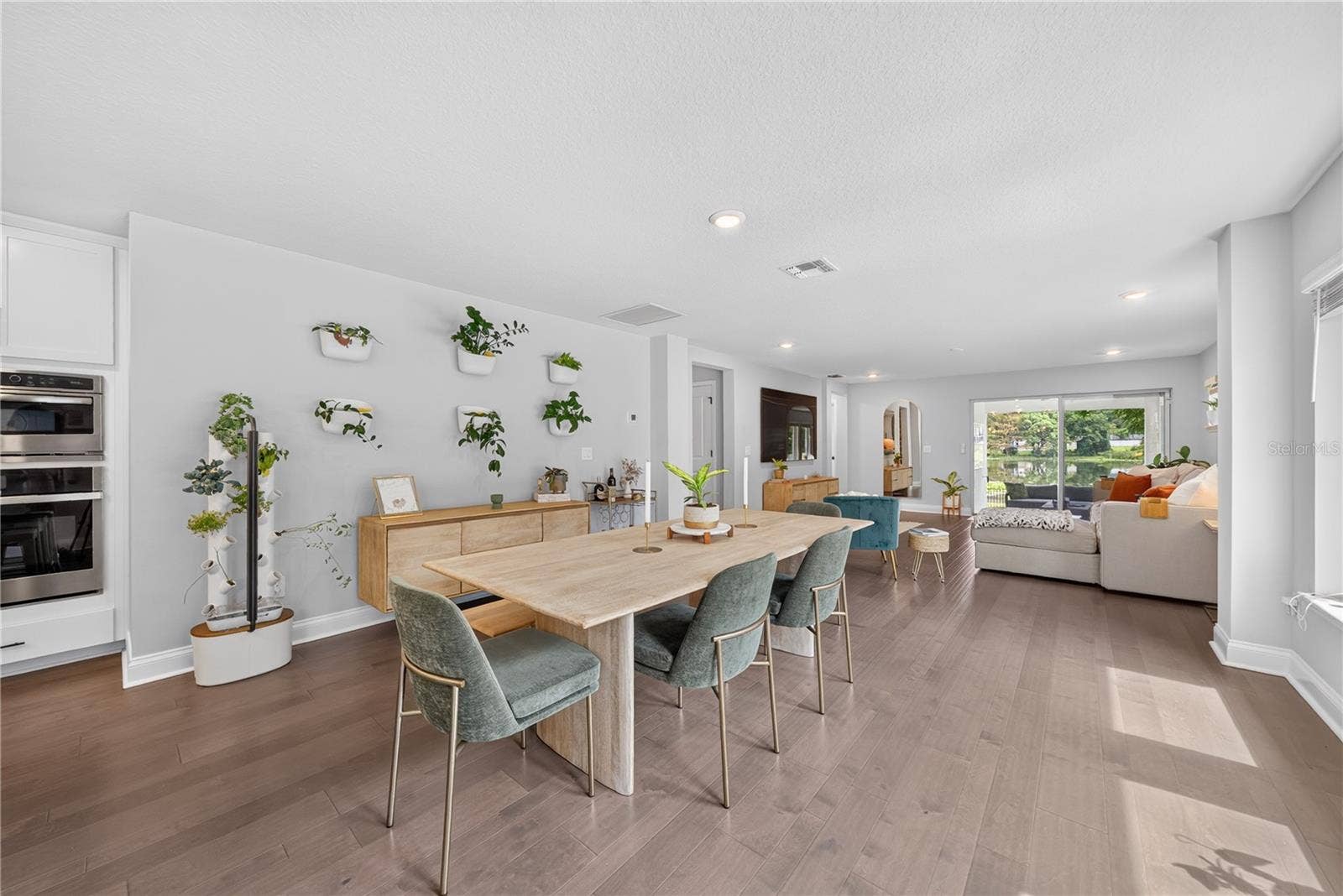 1745 HOUR GLASS DRIVE, Orlando, FL 32806 Dining