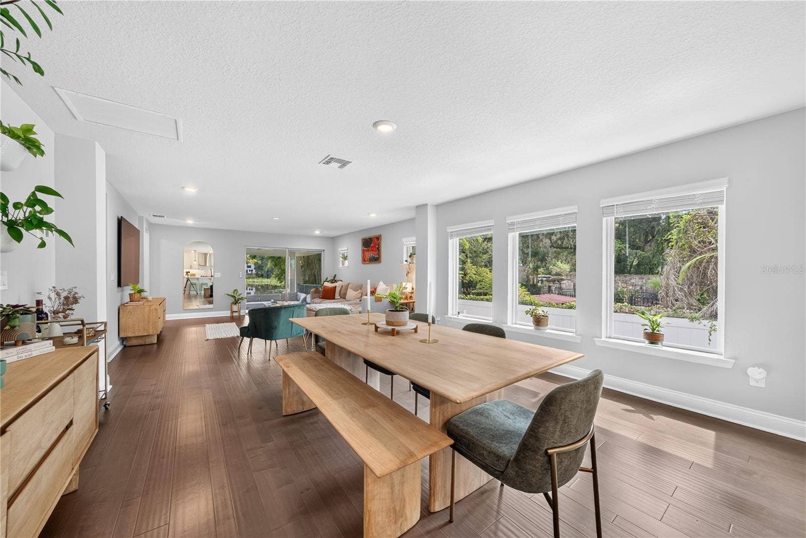 1745 HOUR GLASS DRIVE, Orlando, FL 32806 Dining