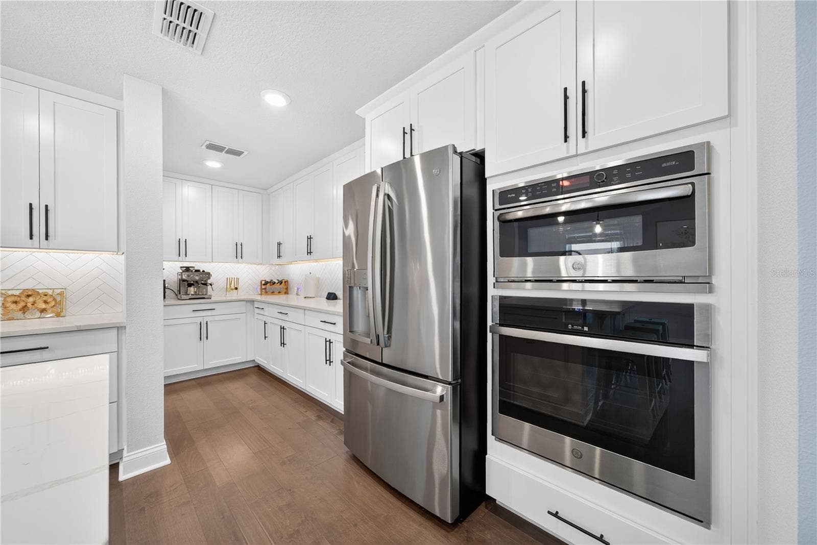 1745 HOUR GLASS DRIVE, Orlando, FL 32806 Kitchen