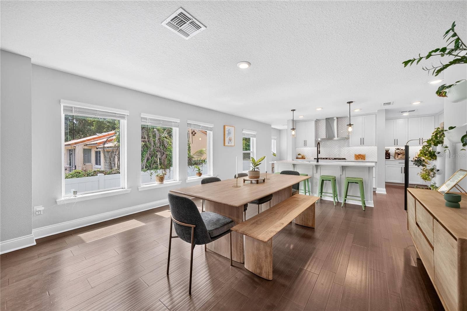 1745 HOUR GLASS DRIVE, Orlando, FL 32806 Dining