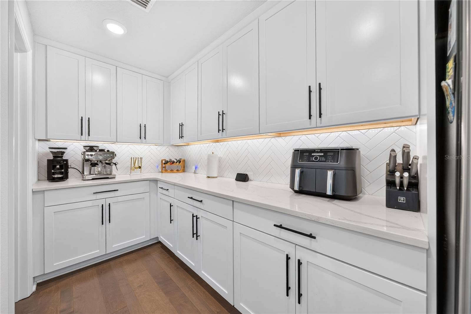 1745 HOUR GLASS DRIVE, Orlando, FL 32806 Kitchen