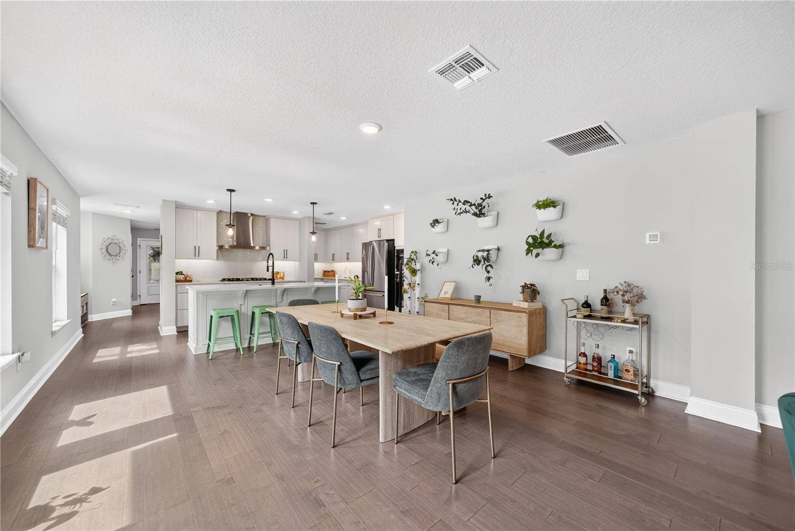 1745 HOUR GLASS DRIVE, Orlando, FL 32806 Dining