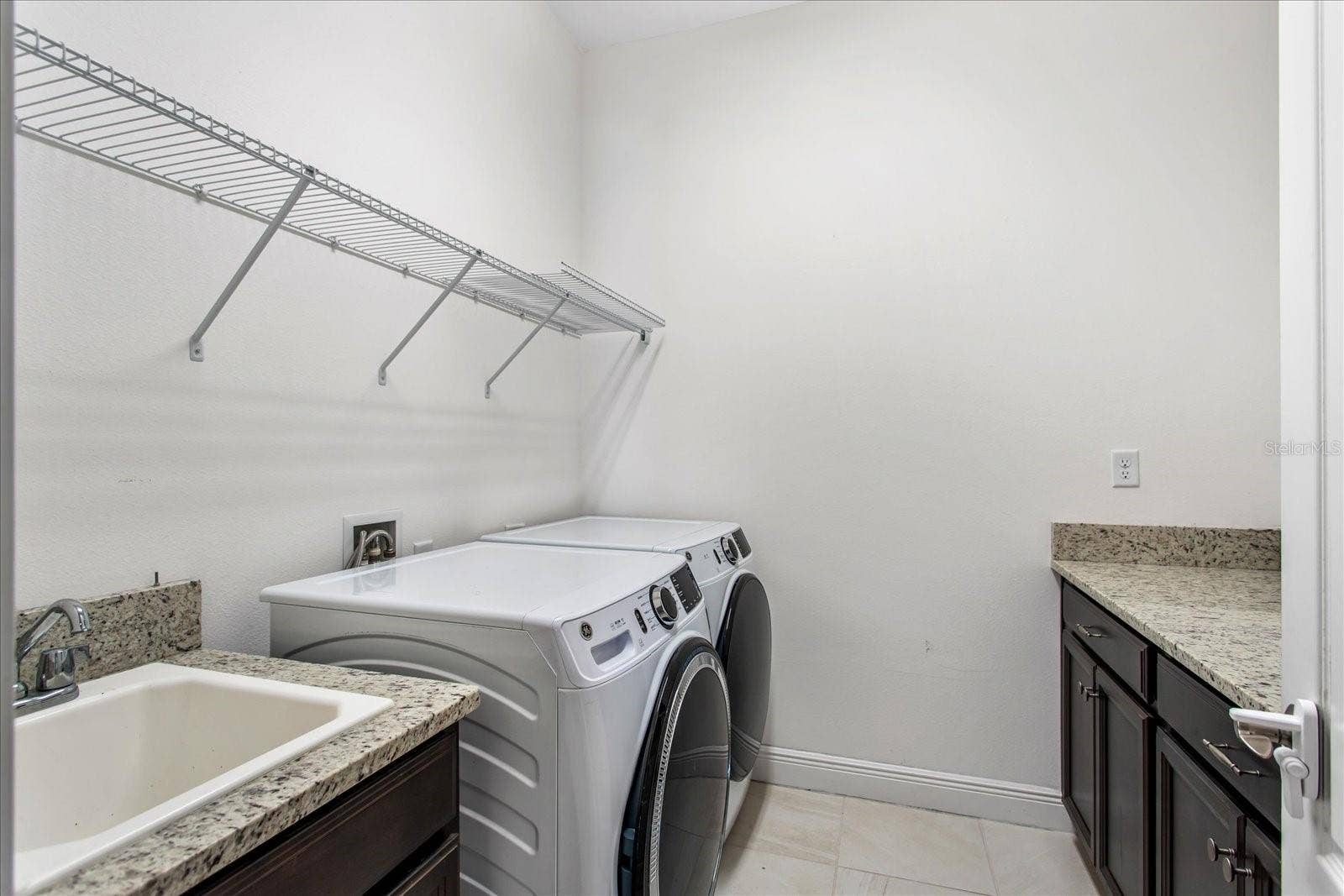 14121 ALAFAYA OAK BEND, Orlando, FL 32828 Inside laundry room.