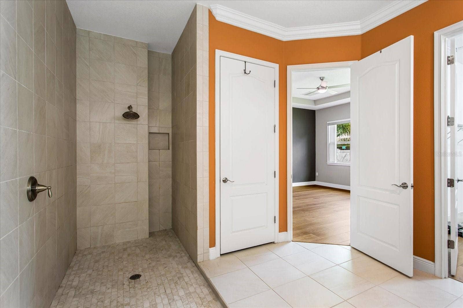 14121 ALAFAYA OAK BEND, Orlando, FL 32828 Walk-in shower.