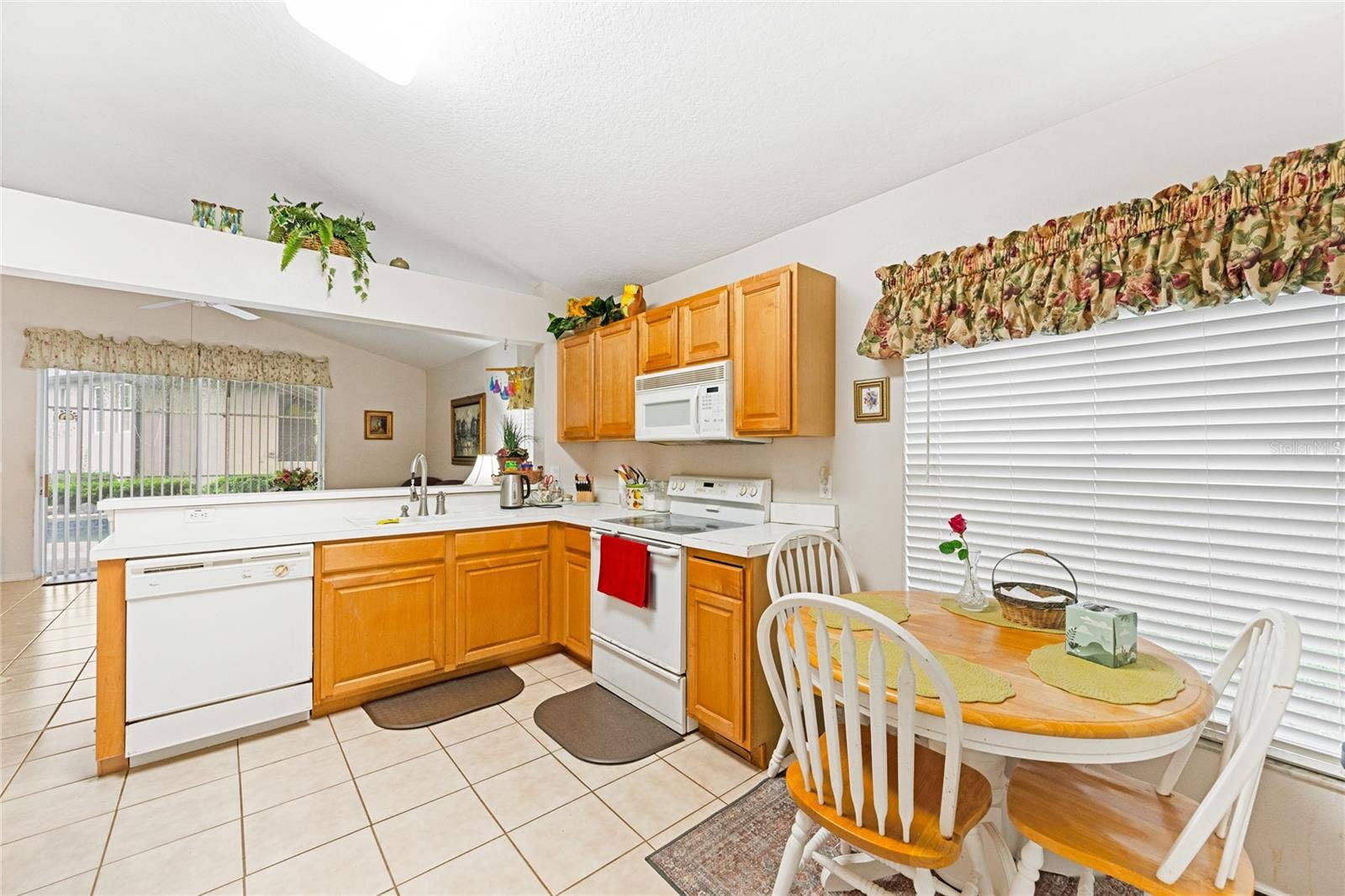 Kitchen with breakfast table