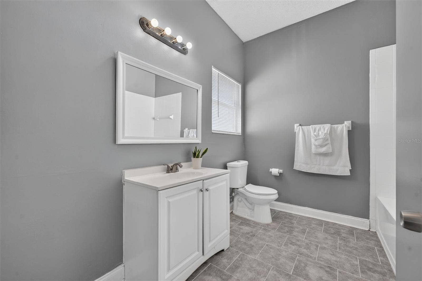 12834 WOODBURY GLEN DRIVE, Orlando, FL 32828 12834 WOODBURY GLEN DRIVE, Orlando, FL 32828
