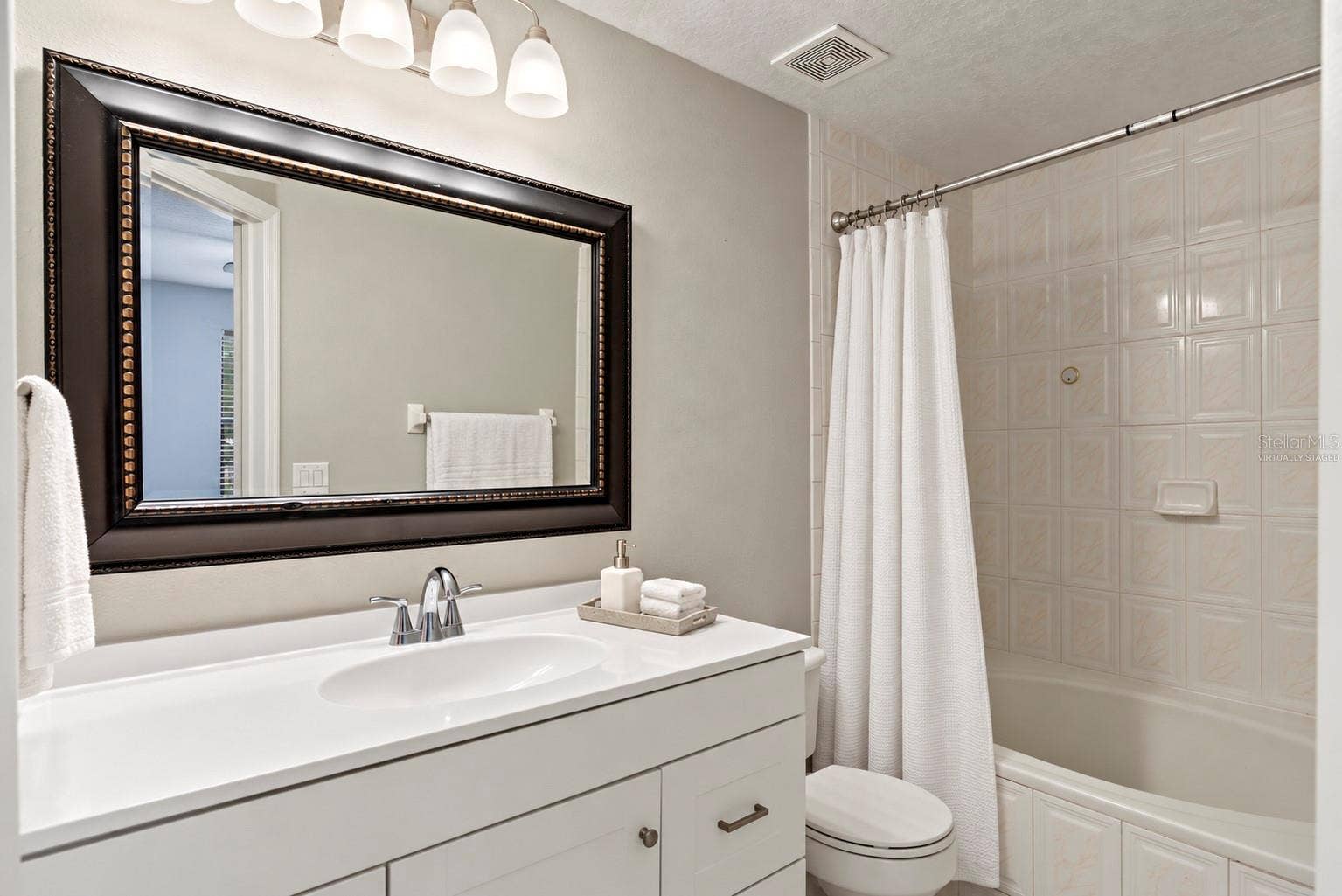 6013 SCOTCHWOOD GLN, #20, Orlando, FL 32822 Virtually Staged