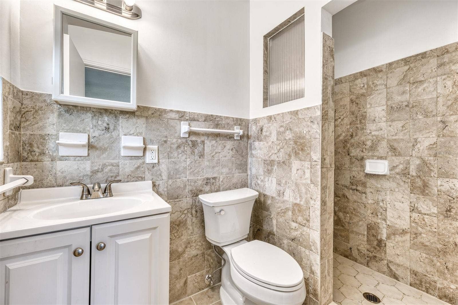 1712 EDMUNDSHIRE ROAD, Orlando, FL 32812 Primary Bathroom.