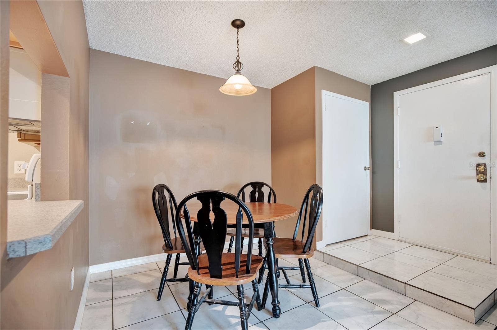 3278 S SEMORAN BOULEVARD, #12, Orlando, FL 32822 Dining Area/Entry Staged