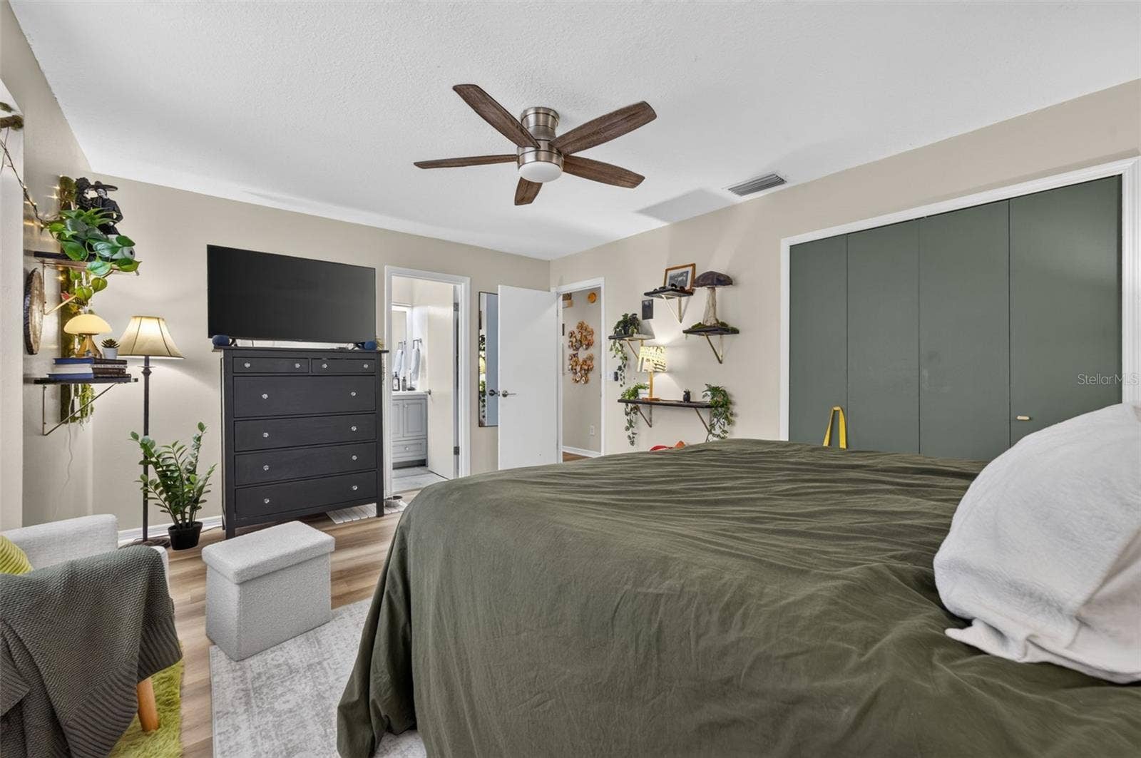 Upstairs primary bedroom