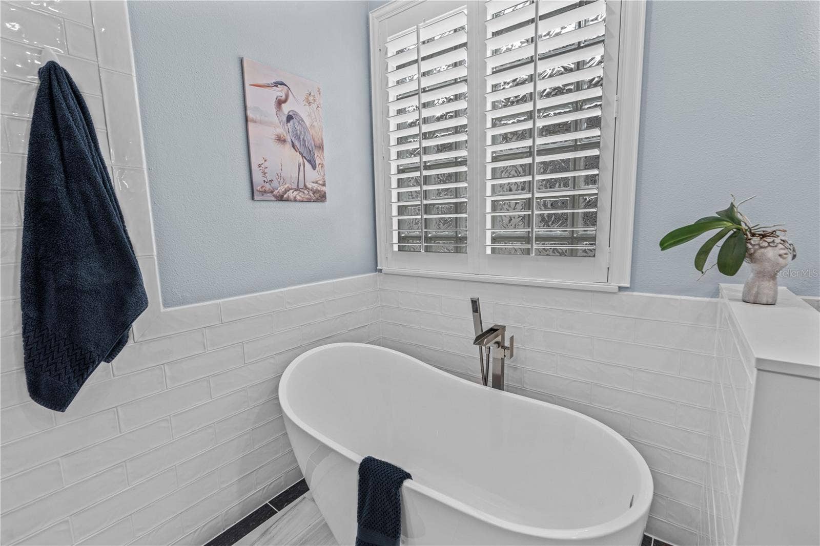 520 SOTHEBY WAY, Debary, FL 32713 A relaxing soaker tub surrounded by elegant tile