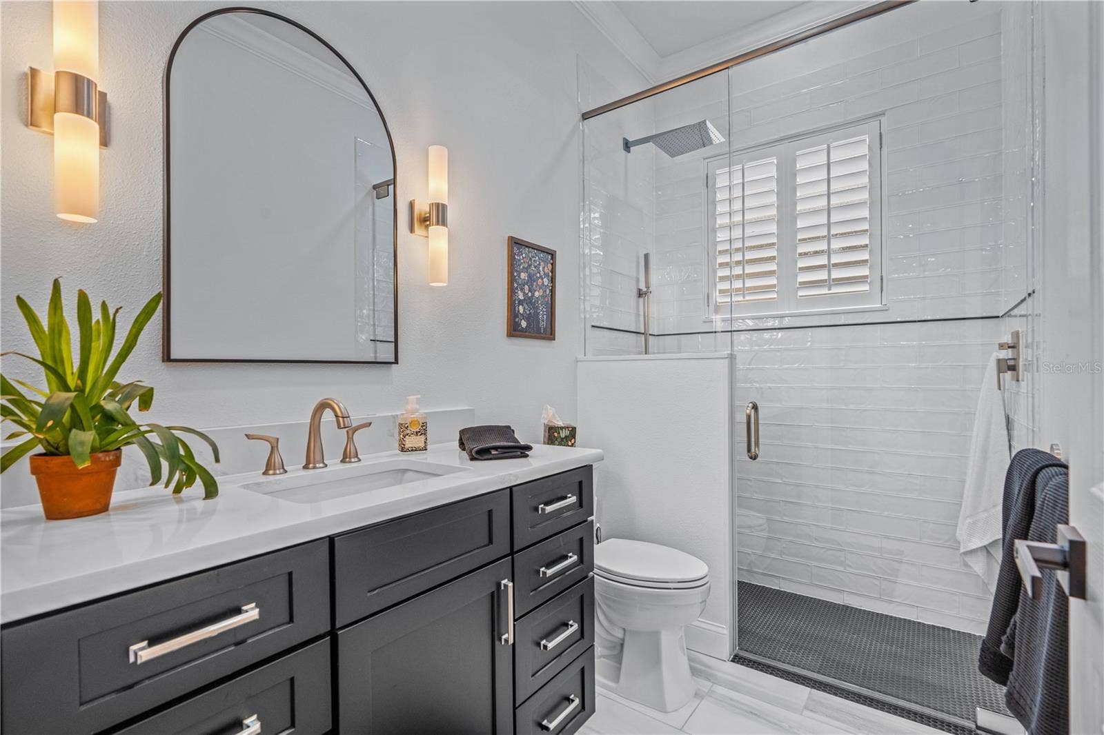520 SOTHEBY WAY, Debary, FL 32713 Renovated guest bathroom with walk-in/roll-in shower with no threshold for easy access