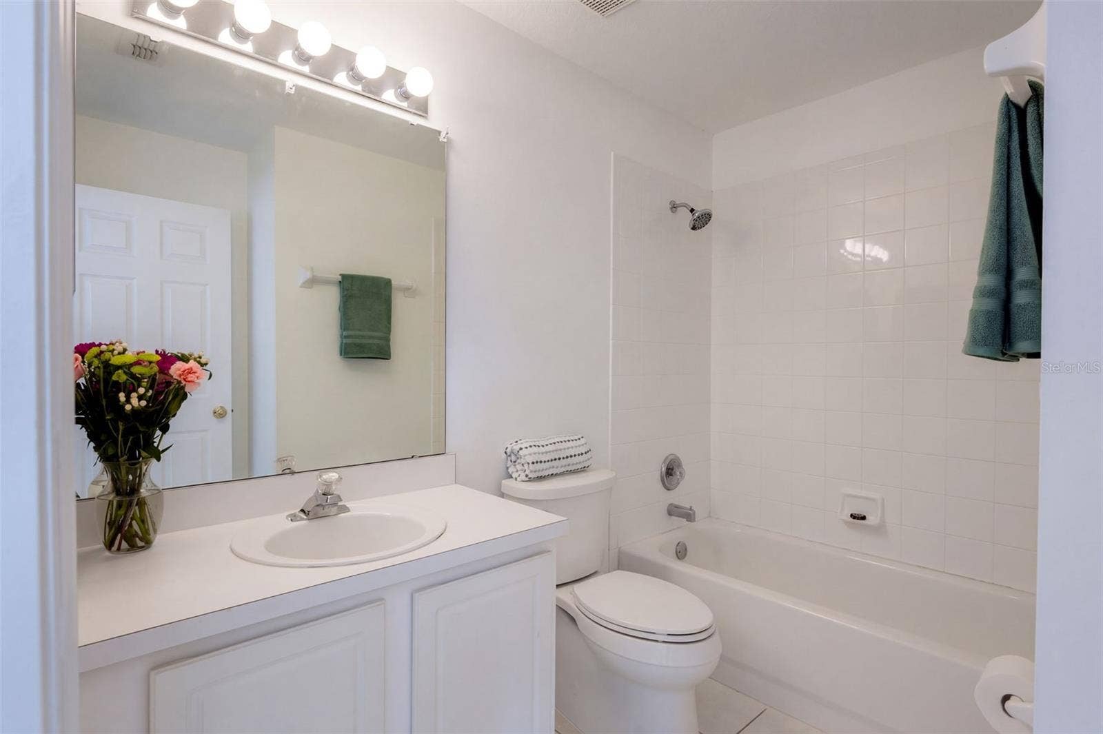 4610 RIVERTON DRIVE, Orlando, FL 32817 Upstairs hall bath