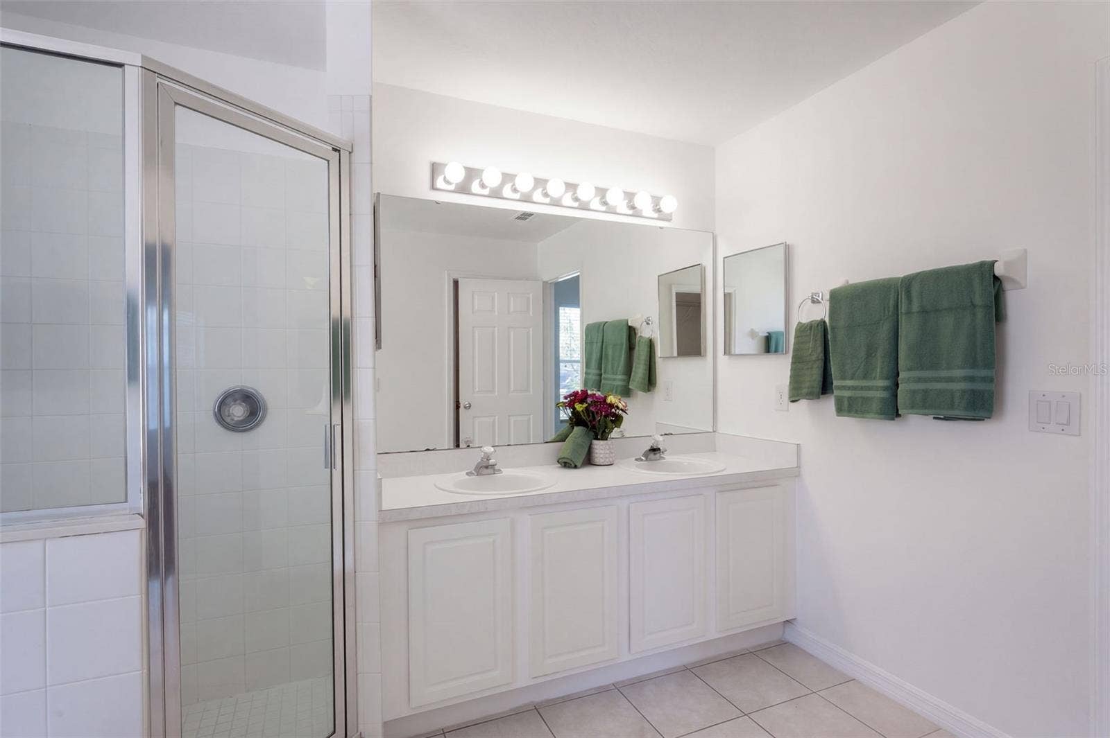 4610 RIVERTON DRIVE, Orlando, FL 32817 En suite bath -- private water closet is out of view