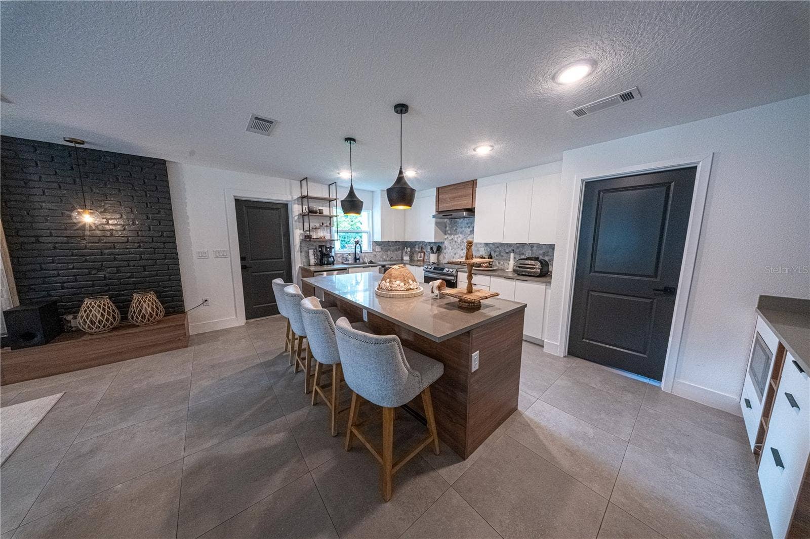 9197 BAY HILL BOULEVARD, Orlando, FL 32819 9197 BAY HILL BOULEVARD, Orlando, FL 32819